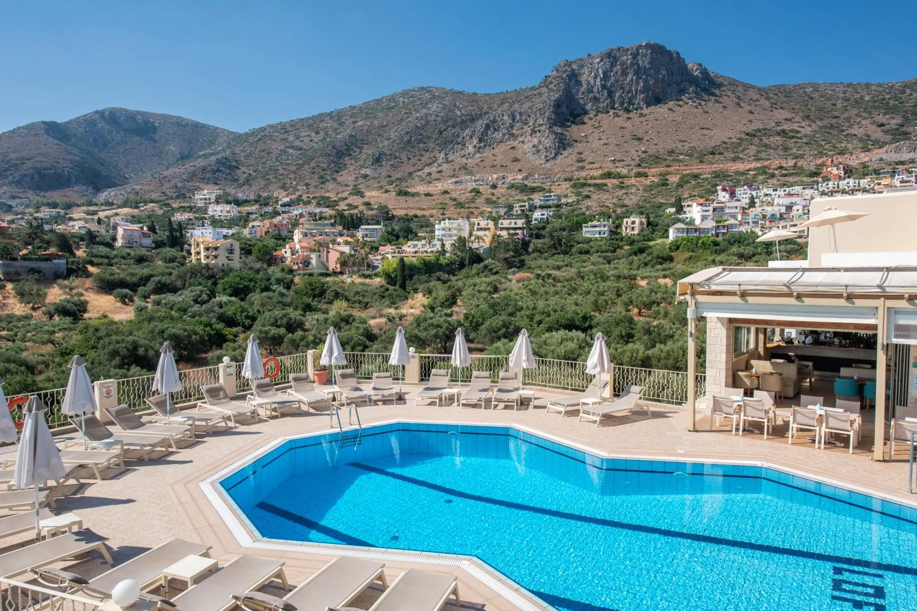 Swimming pool in Lofos Apartments