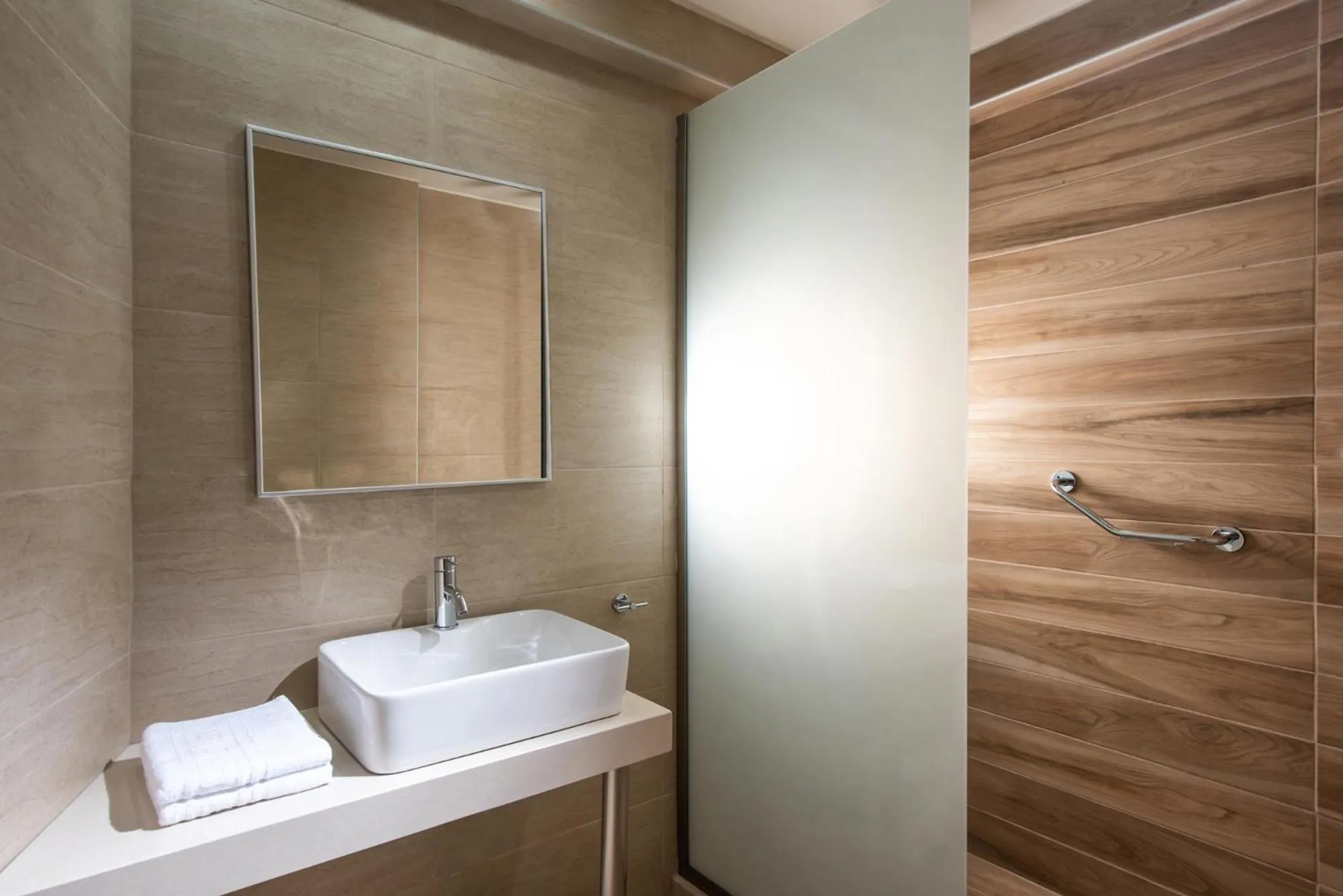 Shower in Lofos Apartments