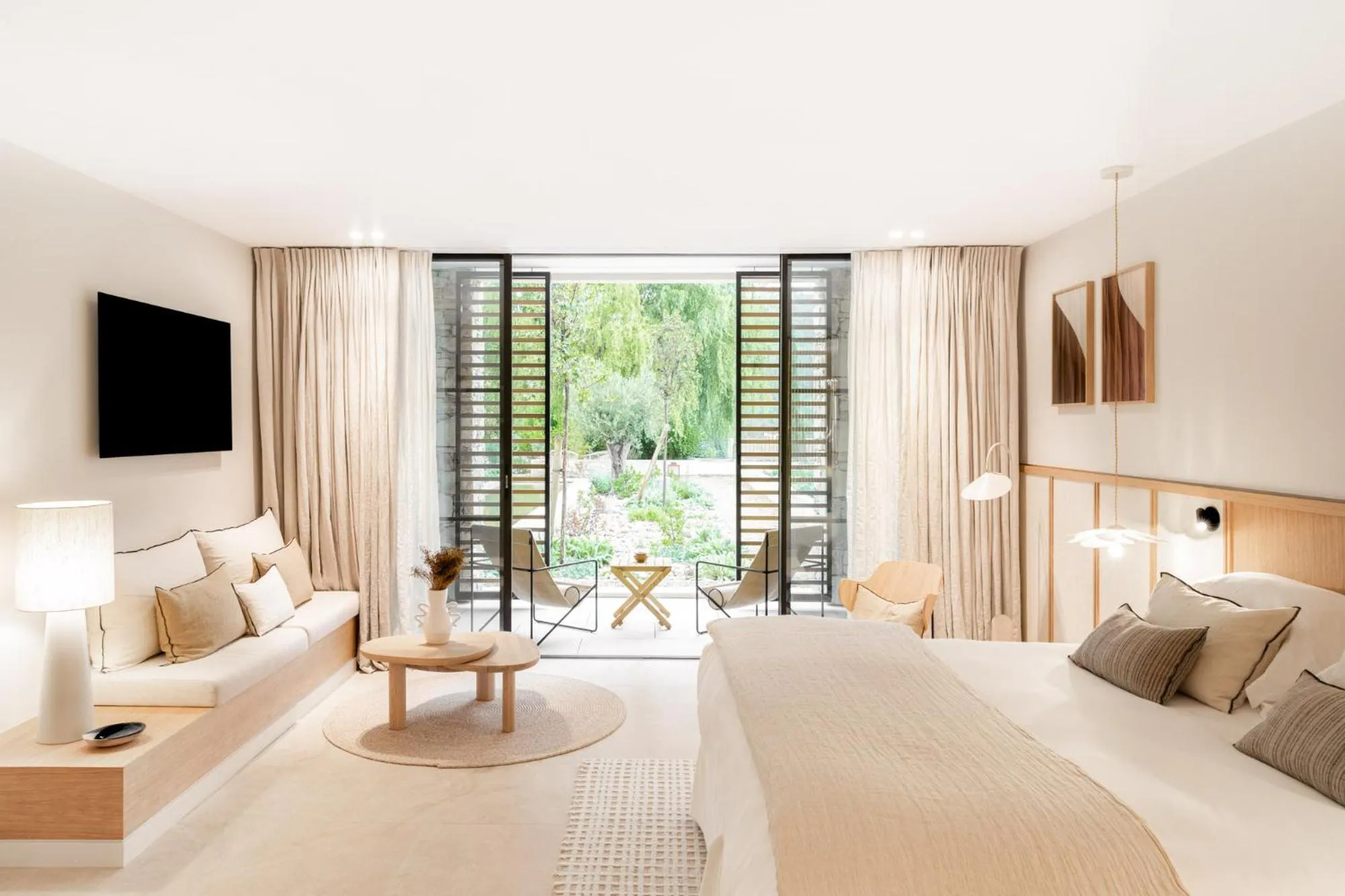 Bedroom, Bed in Le Couvent des Minimes, un Hôtel & Spa L'Occitane en Provence