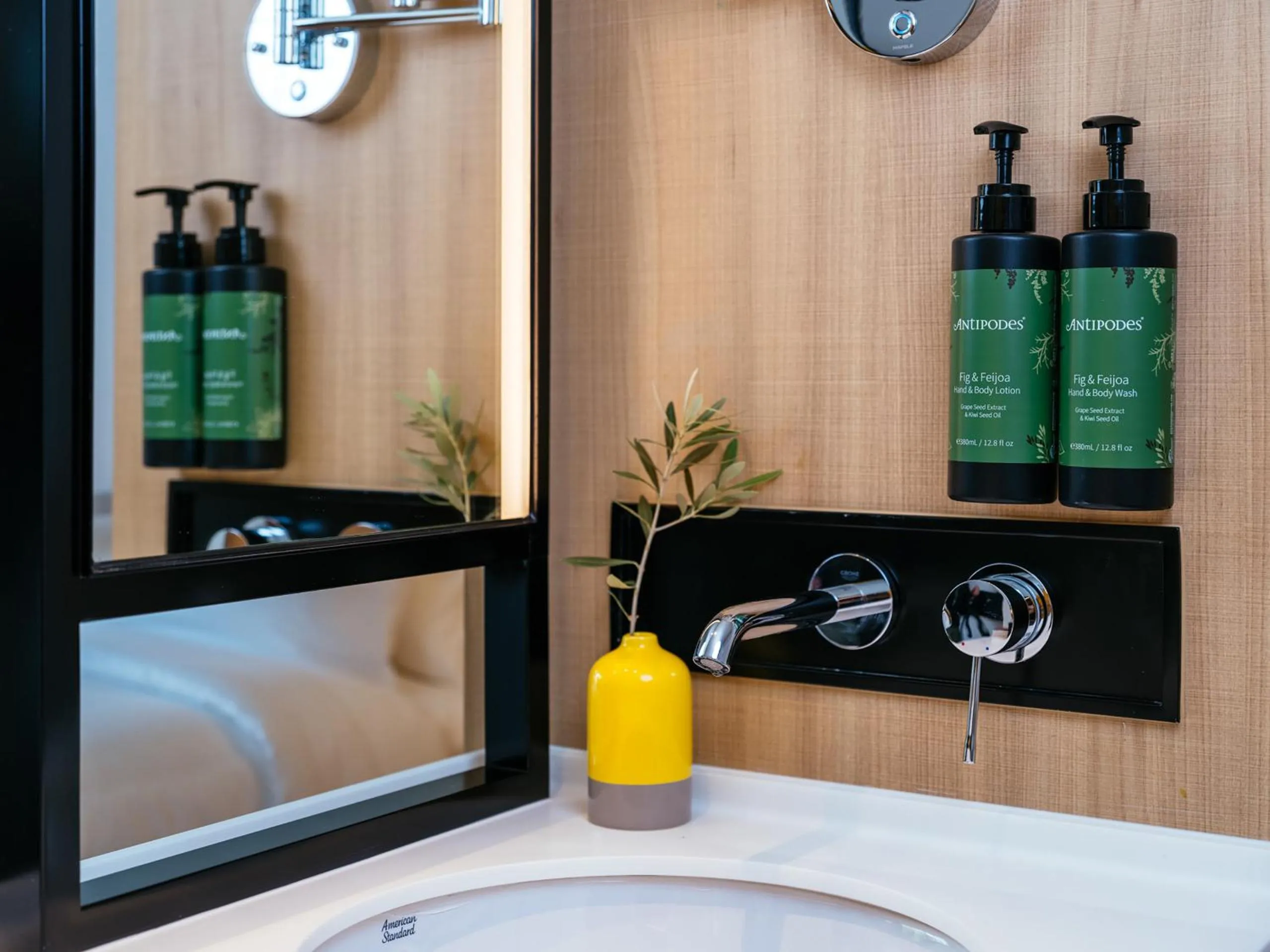 Photo of the whole room in voco Bangkok Surawong by IHG