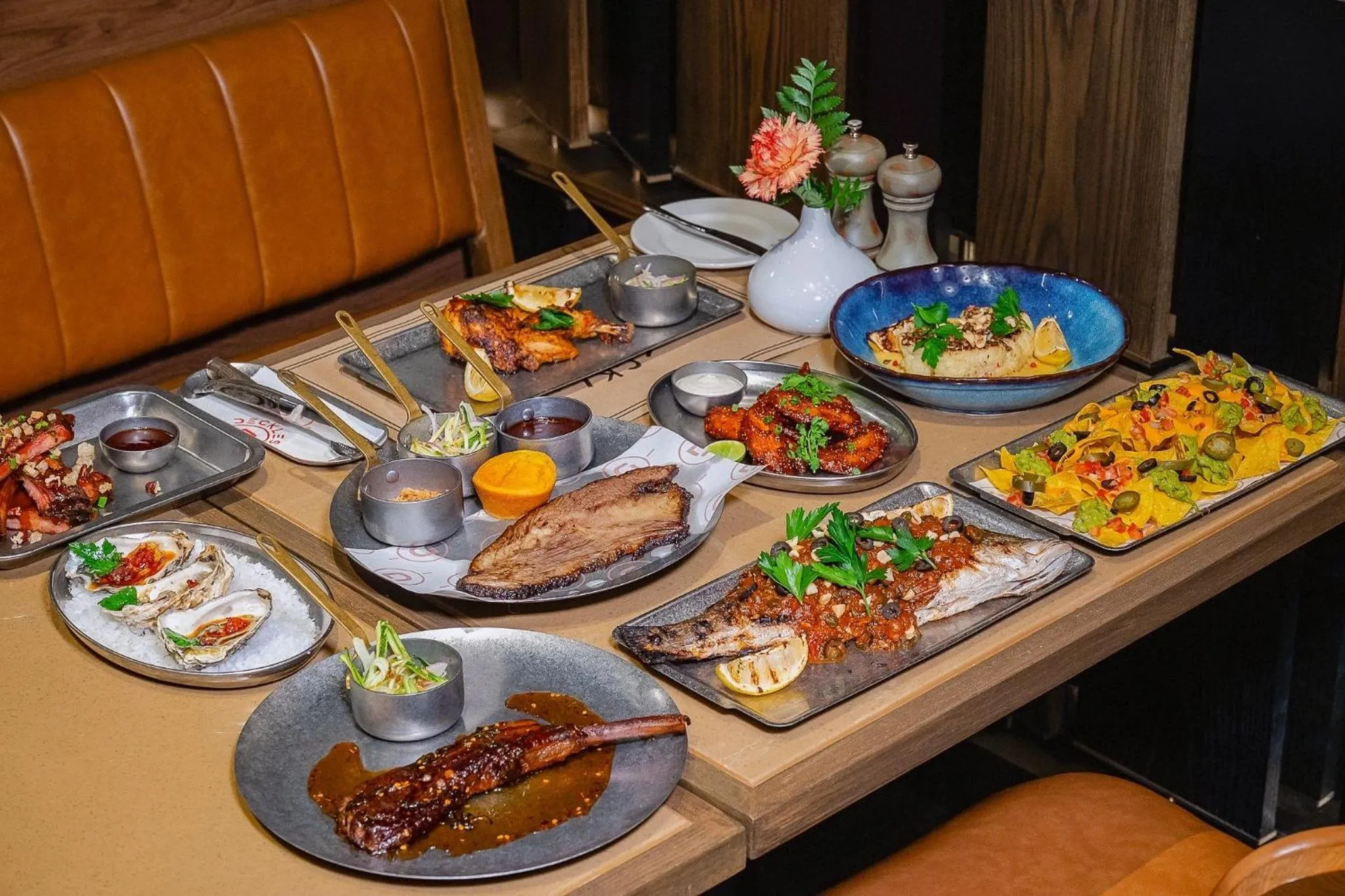 Restaurant/places to eat in voco Bangkok Surawong by IHG