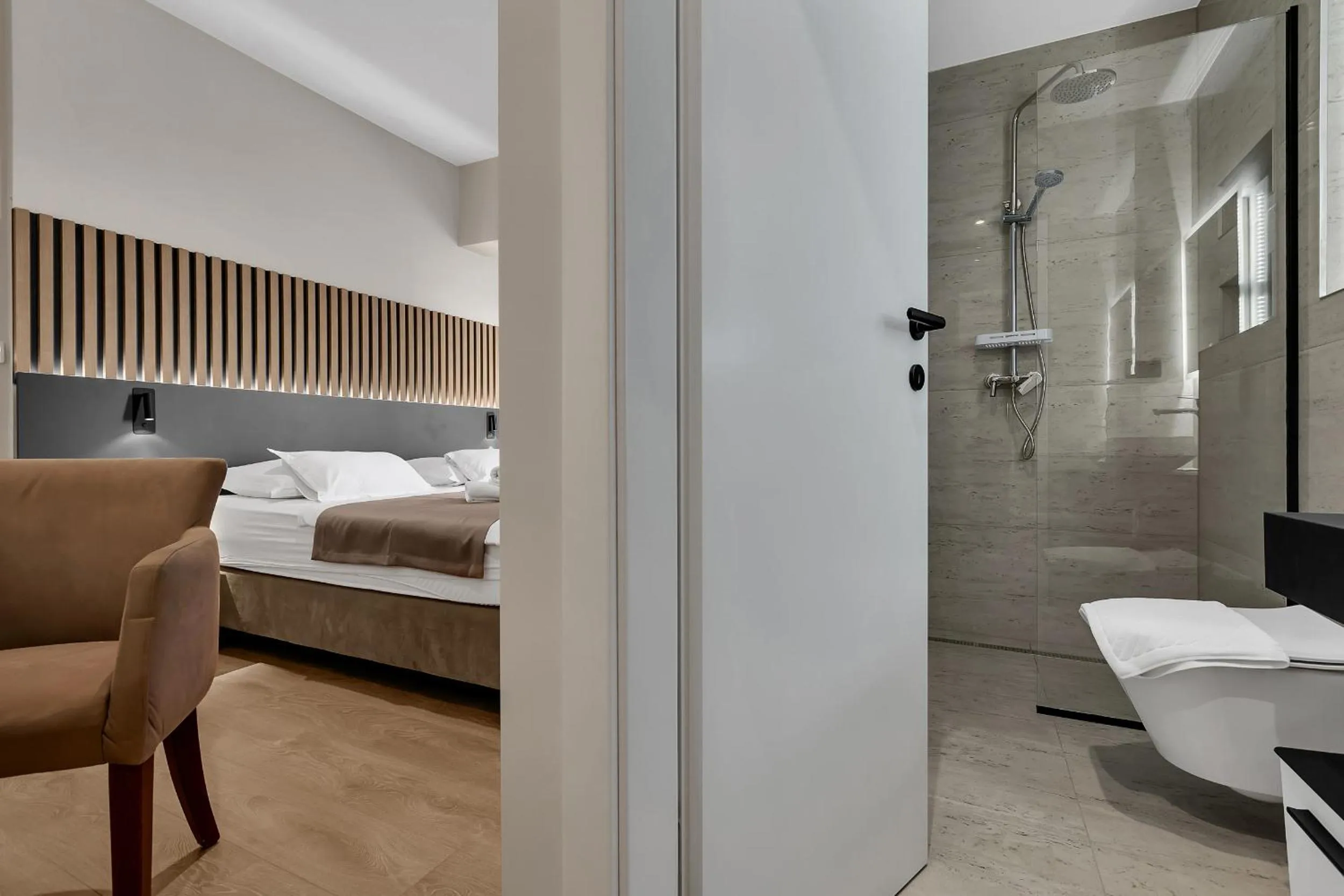 Shower, Bed in Beach Hotel Božikovina