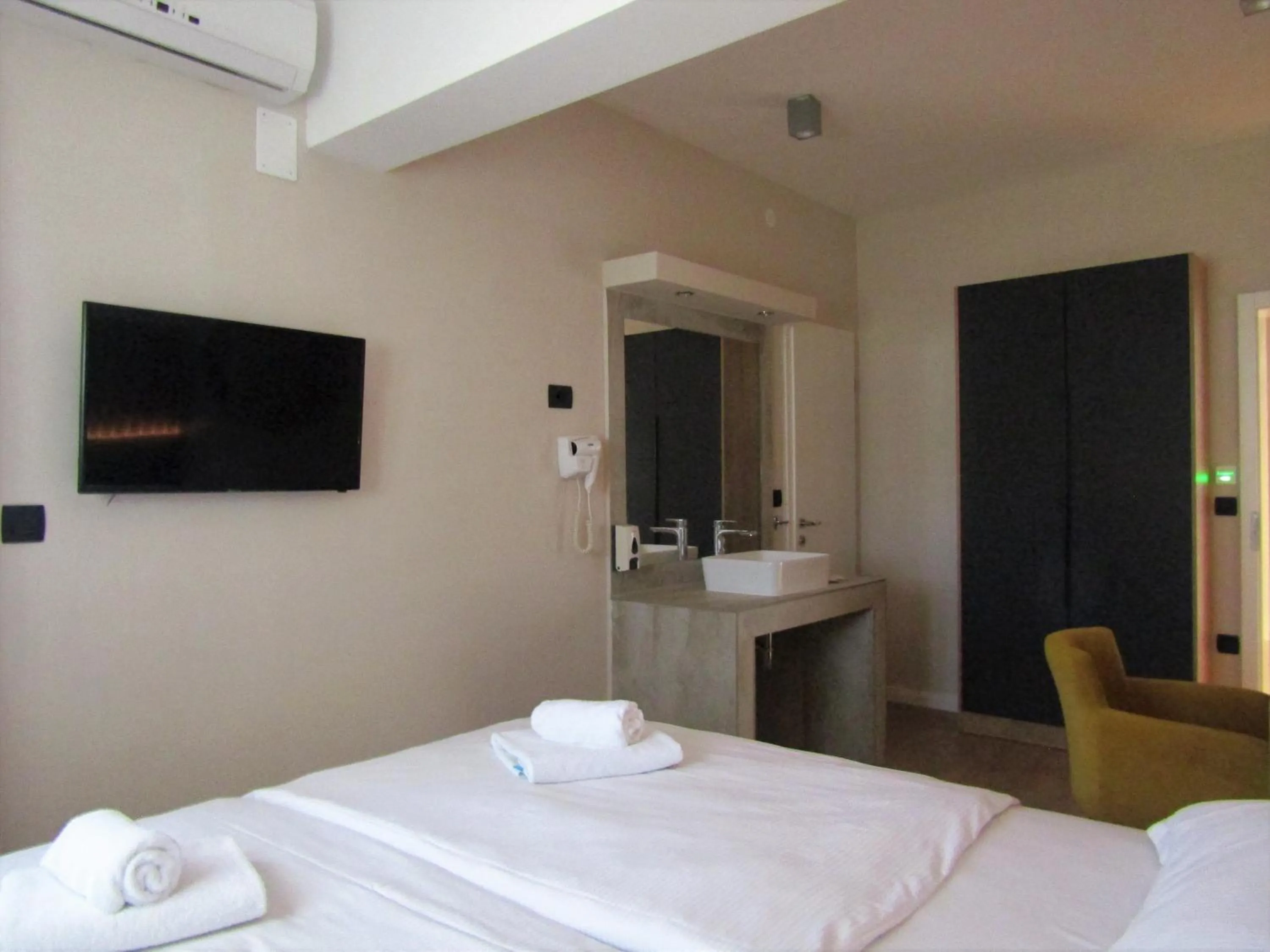 Bed in Beach Hotel Božikovina