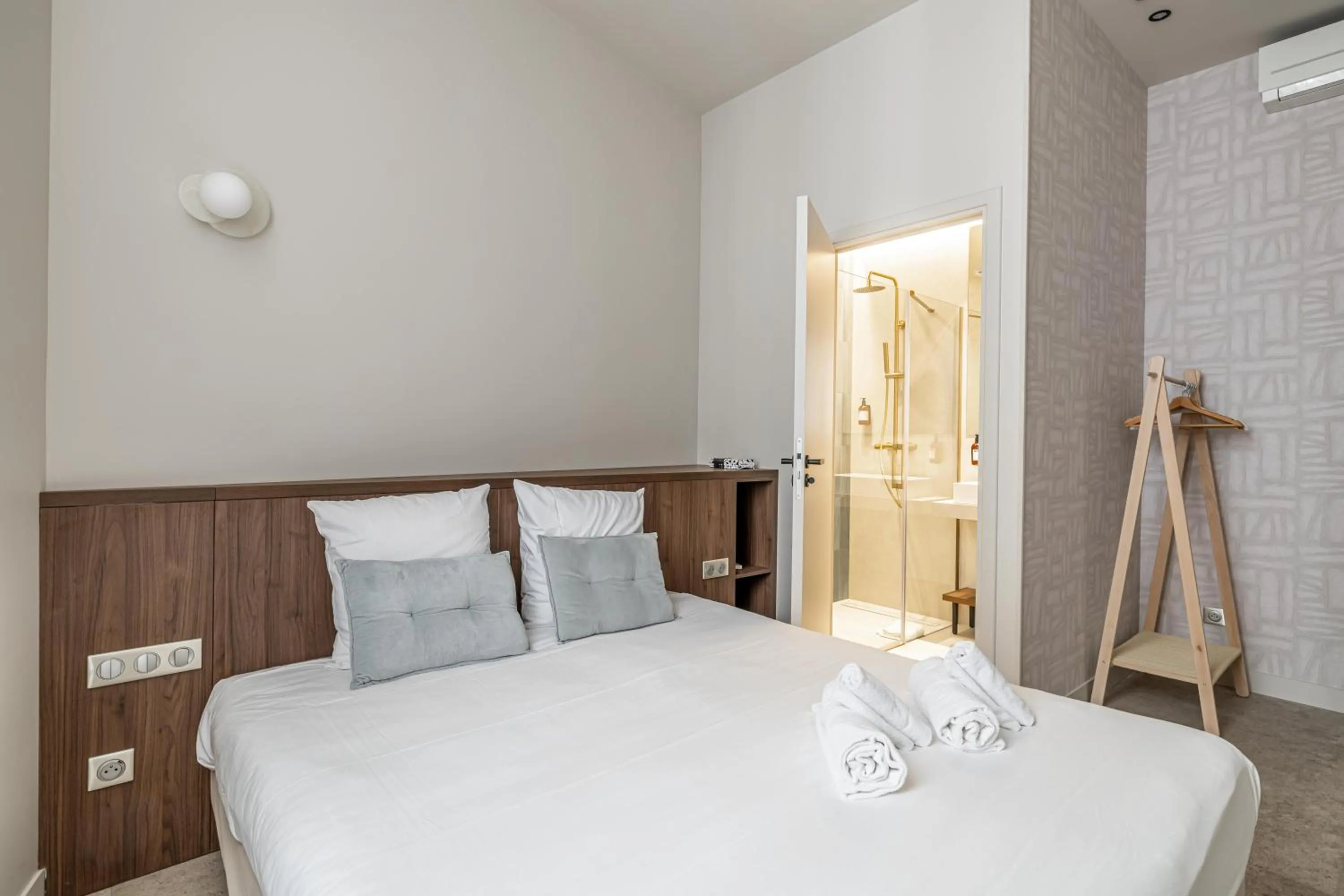 Bedroom, Bed in Florella Marceau Apartment