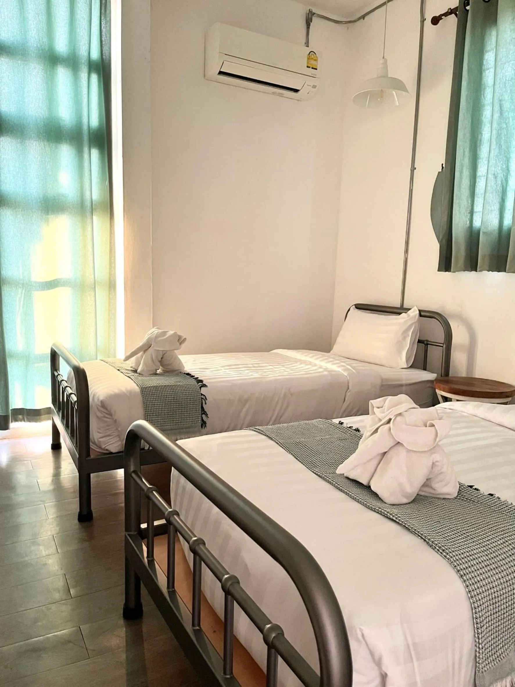 Bedroom, Bed in Memmoth Hostel In Lampang