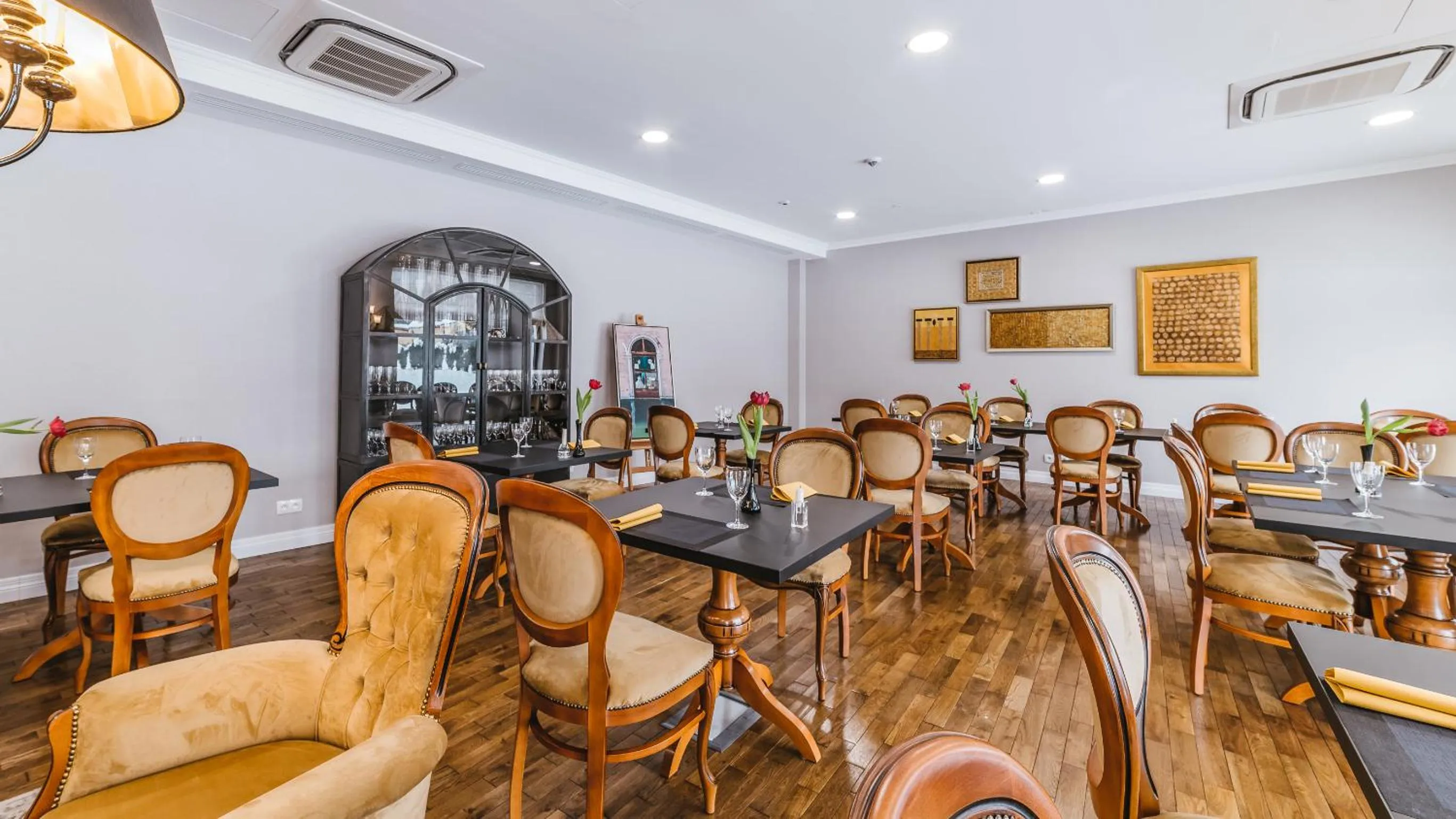 Restaurant/places to eat in Hotel Paryski Art & Business Zakopane - Basen Jacuzzi Sauna Małpi Gaj