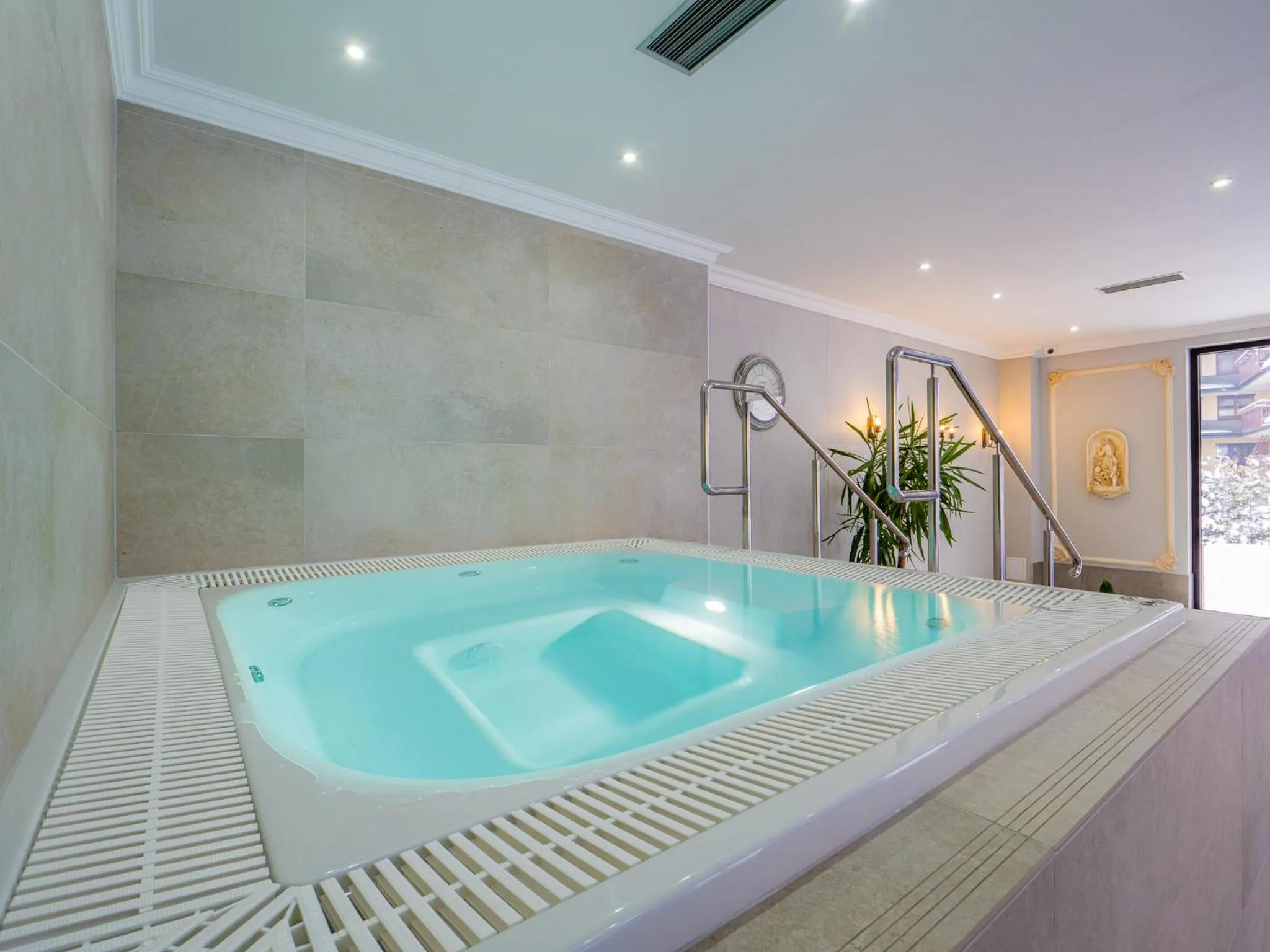 Property building in Hotel Paryski Art & Business Zakopane - Basen Jacuzzi Sauna Małpi Gaj