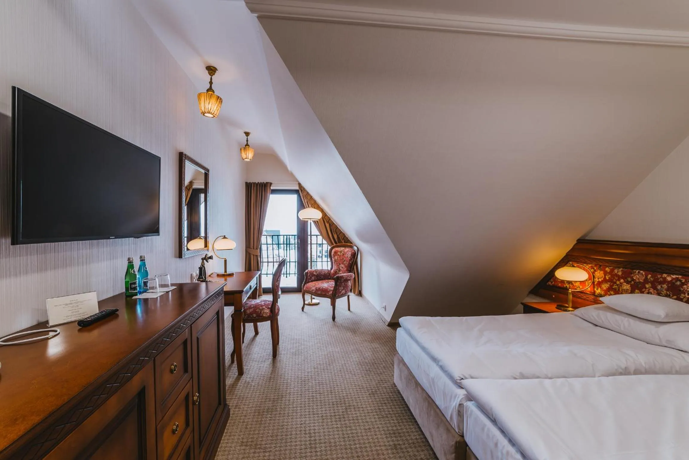 Photo of the whole room, Bed in Hotel Paryski Art & Business Zakopane - Basen Jacuzzi Sauna Małpi Gaj