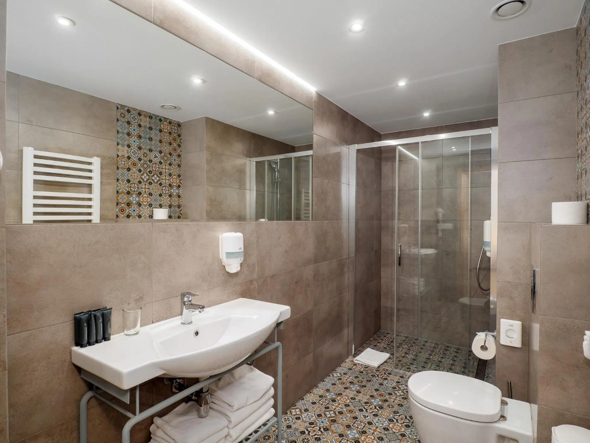 Bathroom in Hotel Paryski Art & Business Zakopane - Basen Jacuzzi Sauna Małpi Gaj