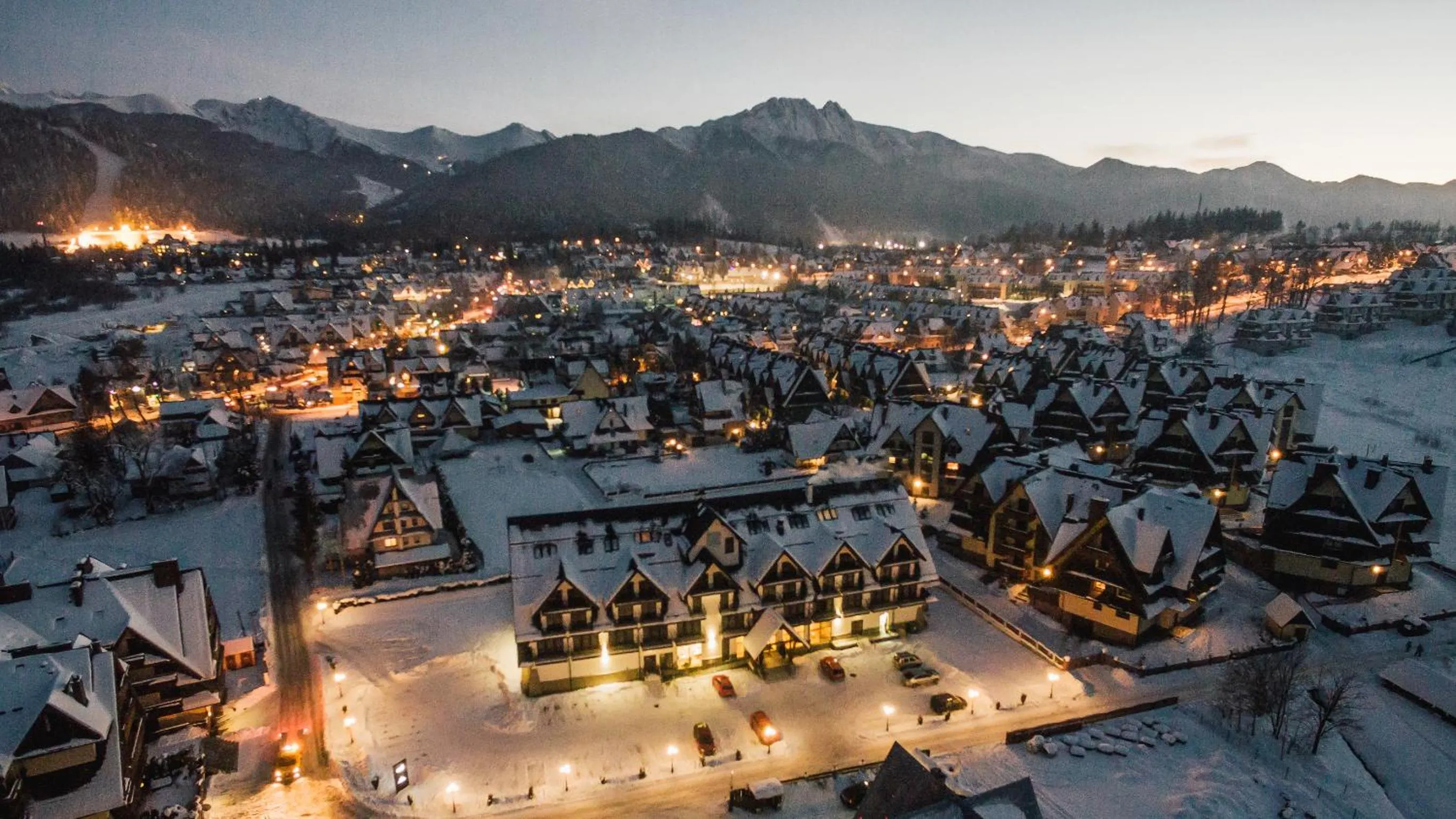 Property building in Hotel Paryski Art & Business Zakopane - Basen Jacuzzi Sauna Małpi Gaj