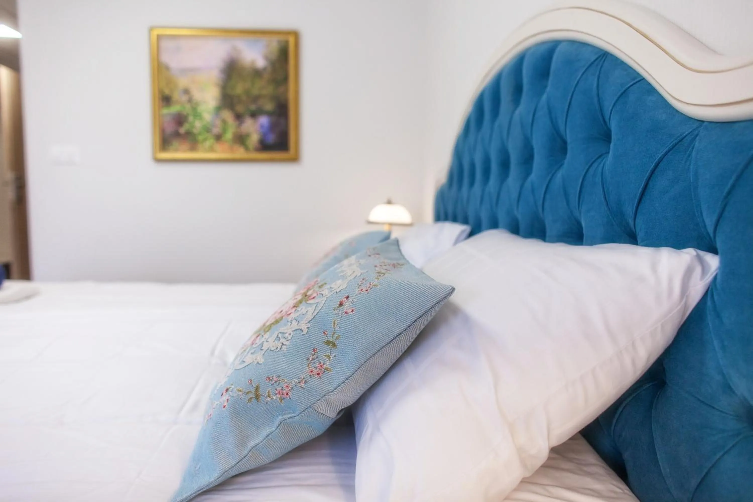 Decorative detail, Bed in Hotel Paryski Art & Business Zakopane - Basen Jacuzzi Sauna Małpi Gaj