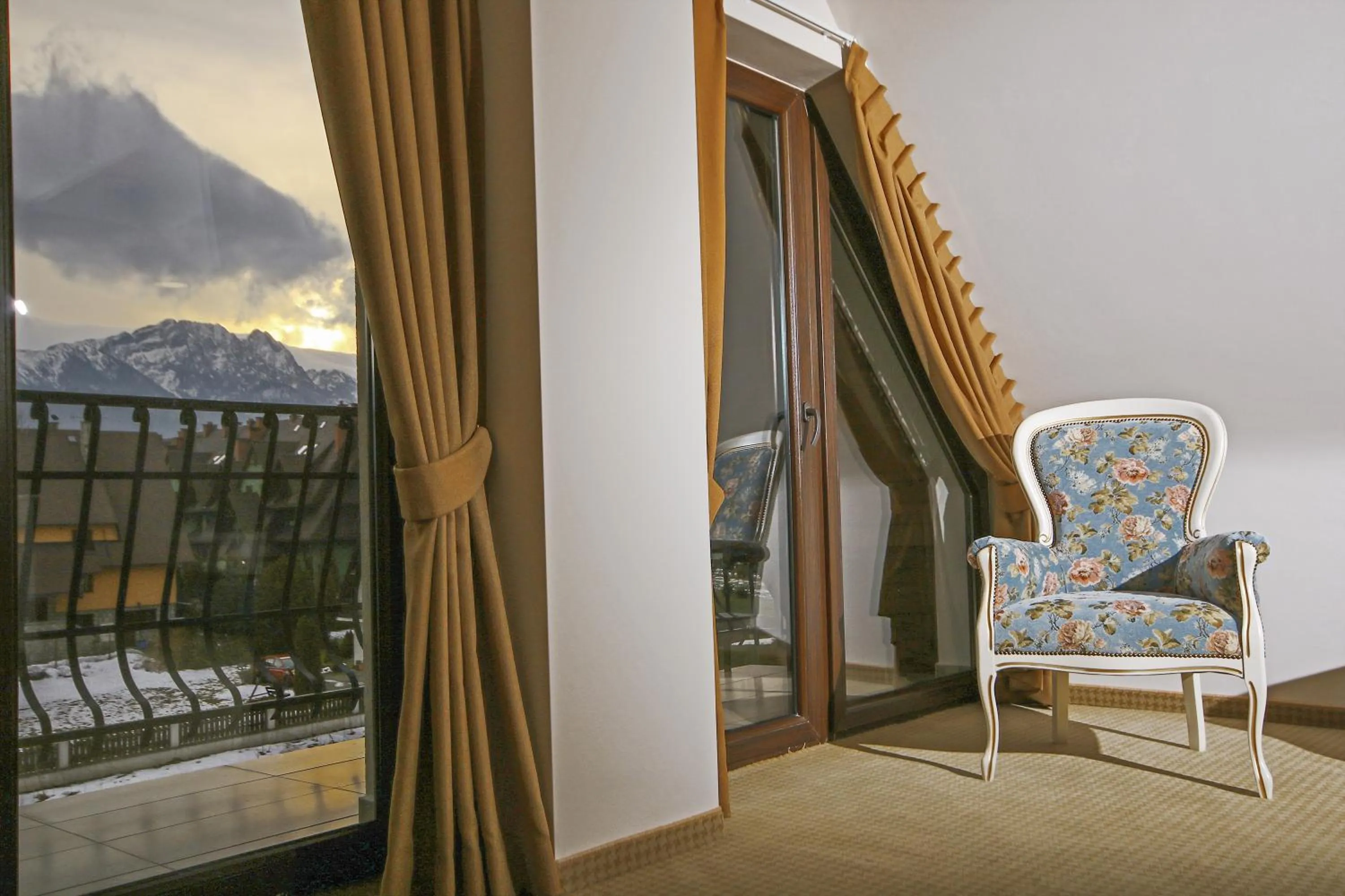 Photo of the whole room in Hotel Paryski Art & Business Zakopane - Basen Jacuzzi Sauna Małpi Gaj