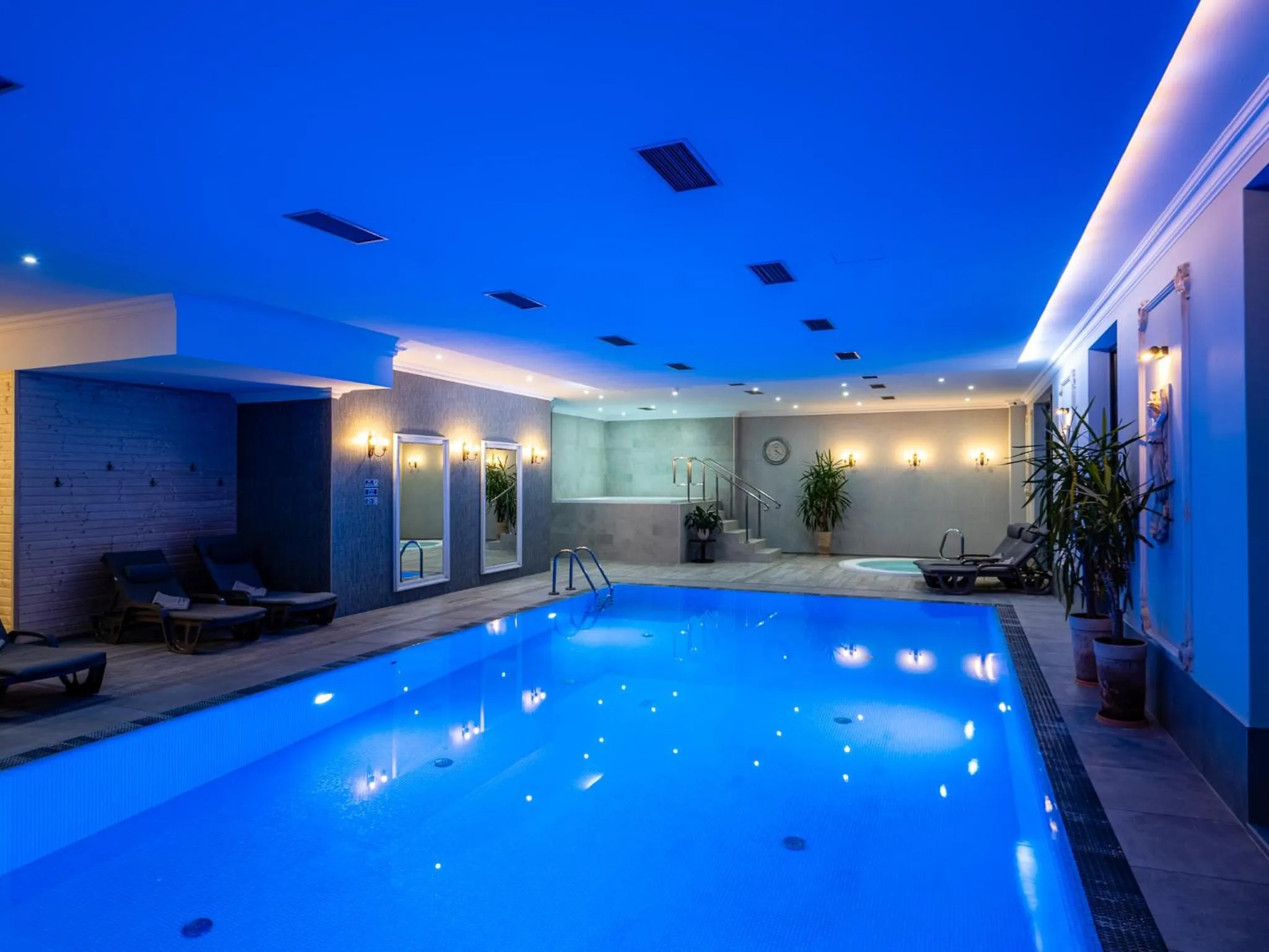 Property building in Hotel Paryski Art & Business Zakopane - Basen Jacuzzi Sauna Małpi Gaj