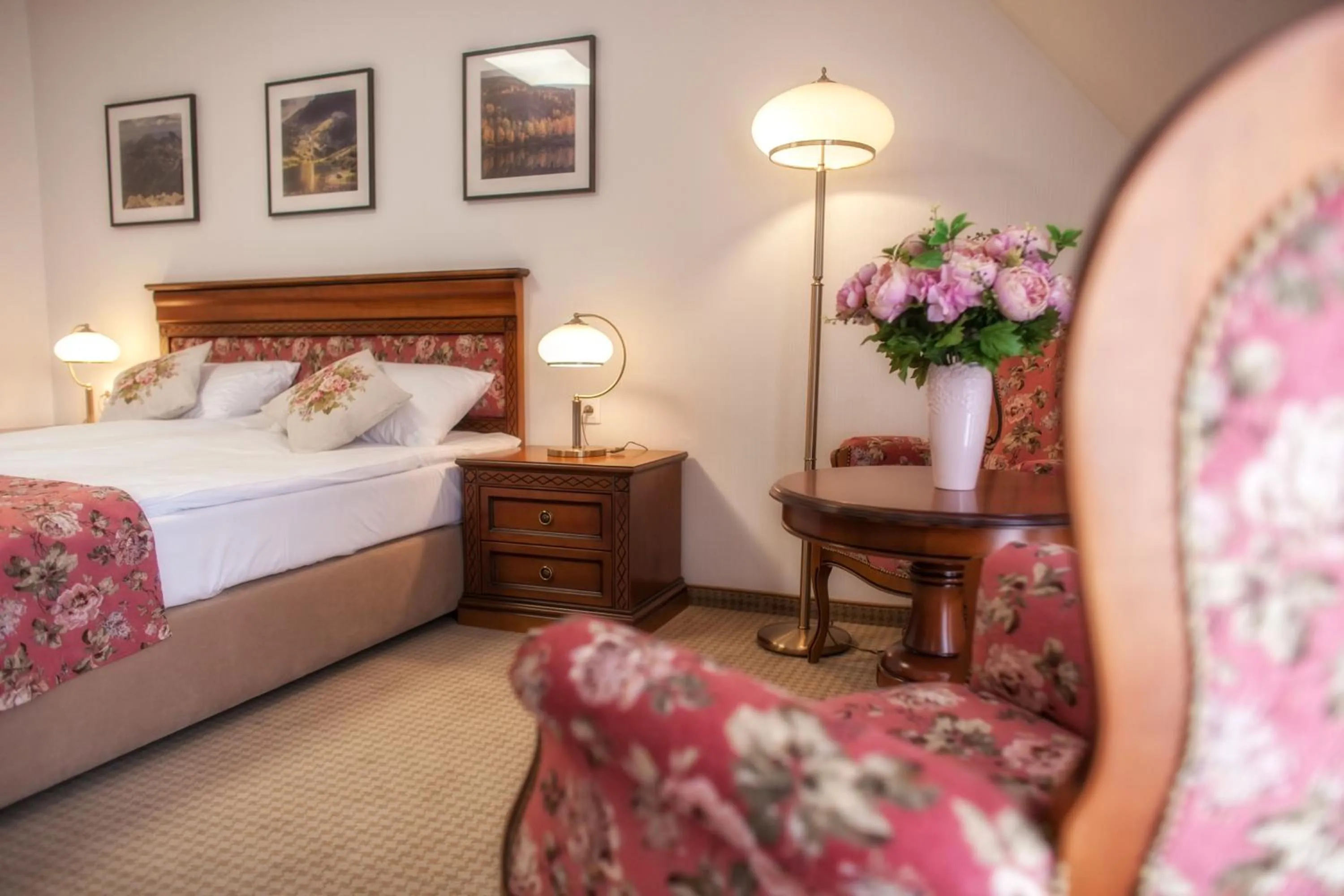 Photo of the whole room, Bed in Hotel Paryski Art & Business Zakopane - Basen Jacuzzi Sauna Małpi Gaj