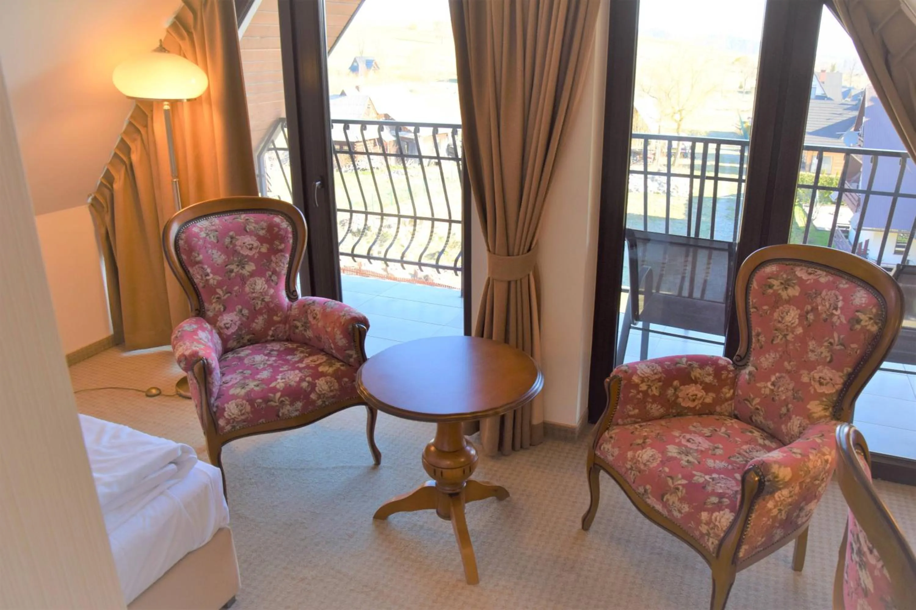 Photo of the whole room, Bed in Hotel Paryski Art & Business Zakopane - Basen Jacuzzi Sauna Małpi Gaj