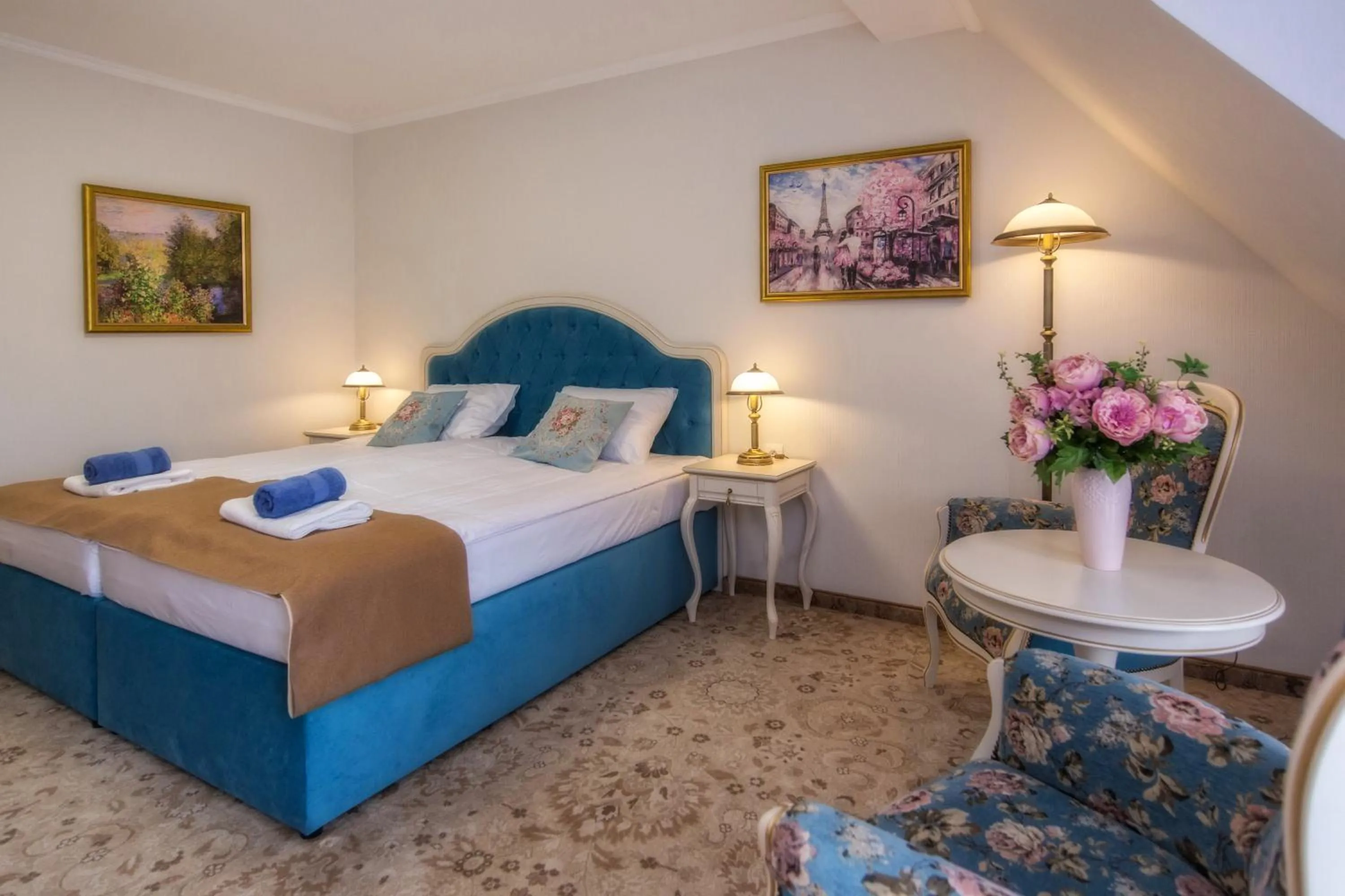 Photo of the whole room, Bed in Hotel Paryski Art & Business Zakopane - Basen Jacuzzi Sauna Małpi Gaj