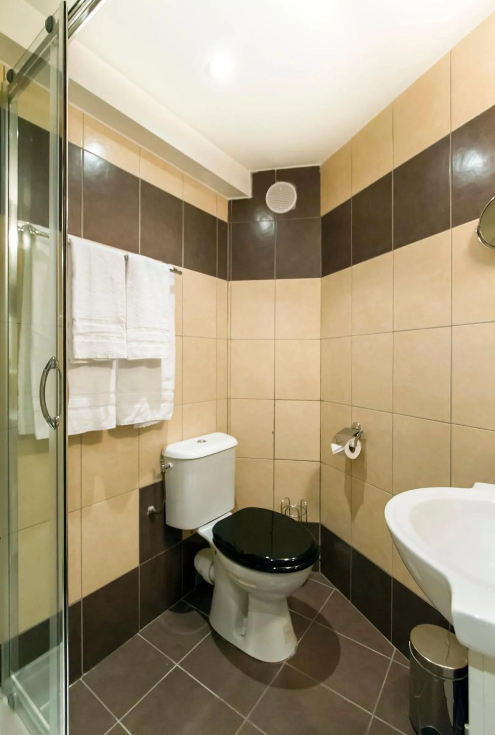 Toilet in Florella Achard Apartment