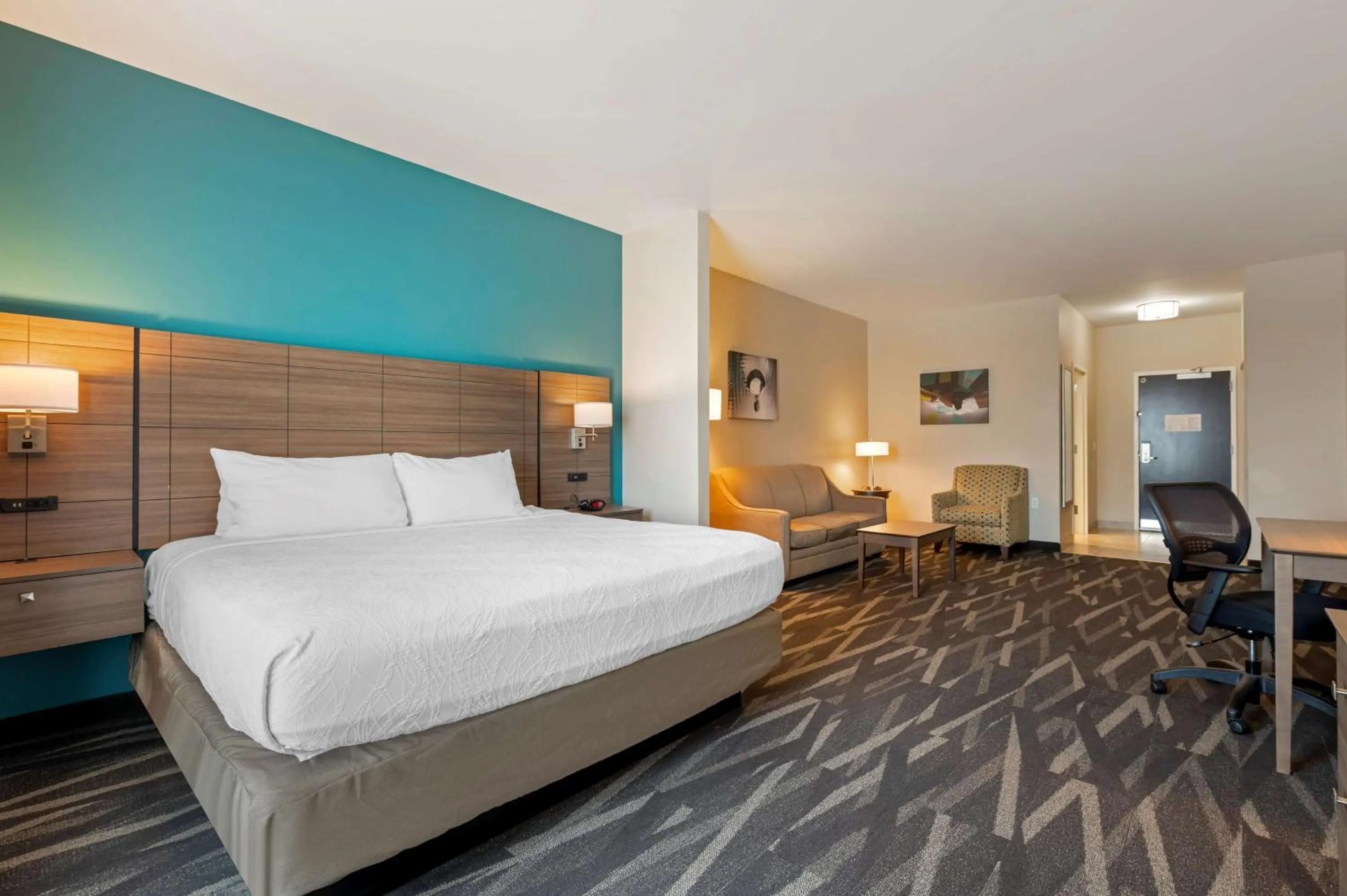 Bedroom, Bed in Best Western Plus Centralia Hotel & Suites