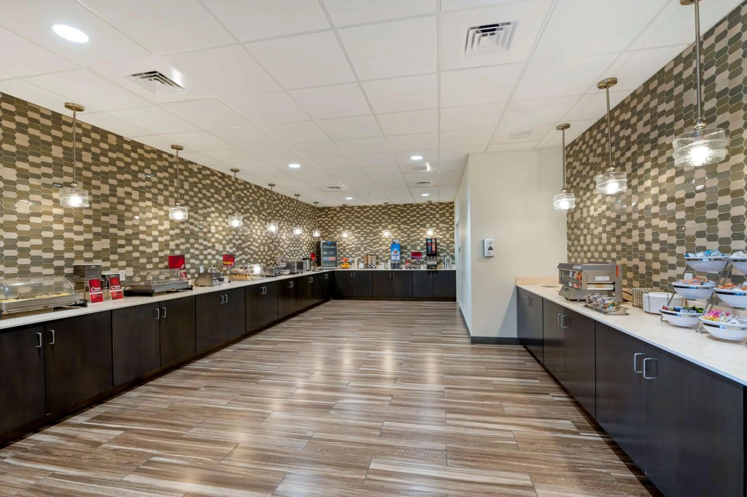 Breakfast in Best Western Plus Centralia Hotel & Suites