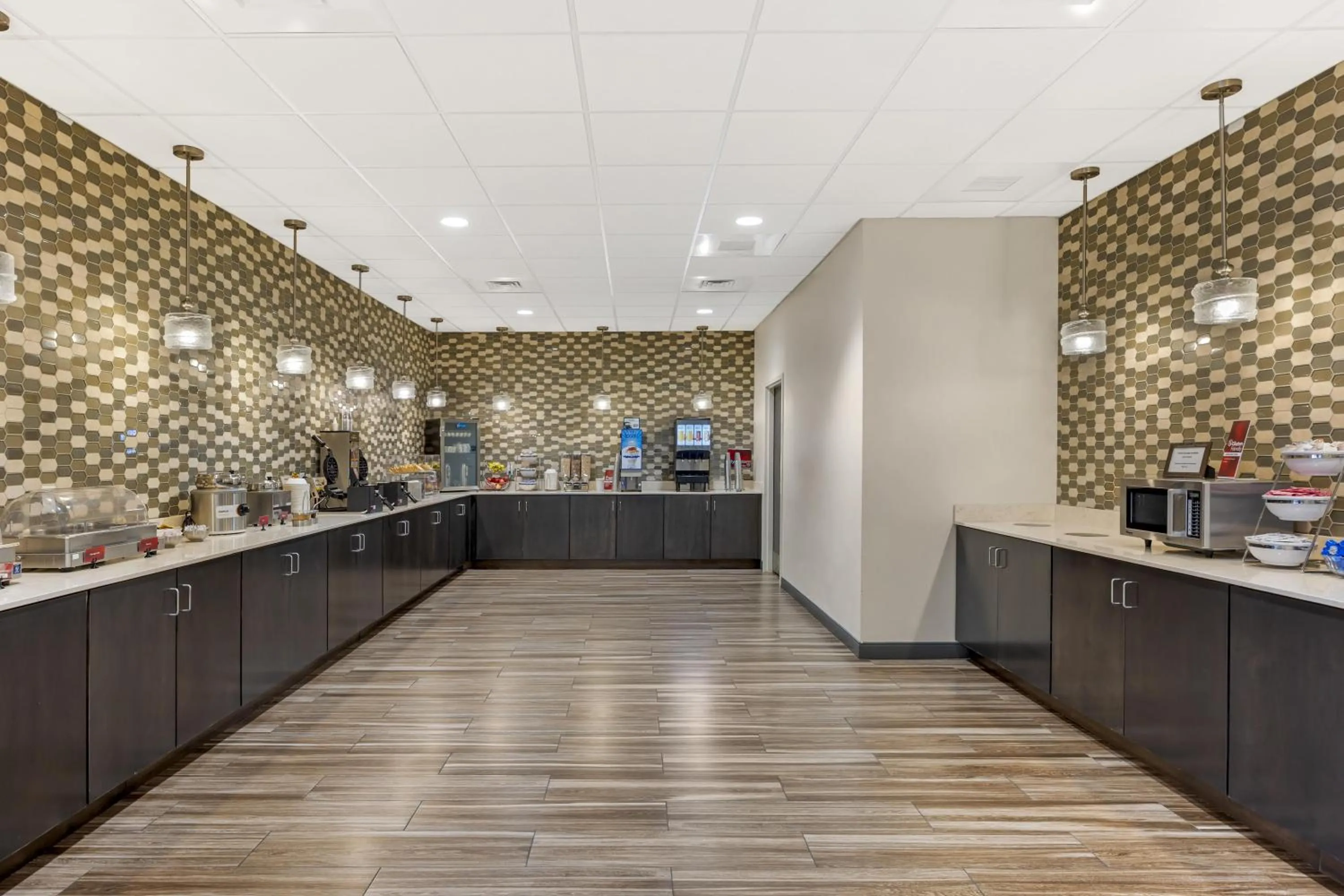 Breakfast in Best Western Plus Centralia Hotel & Suites