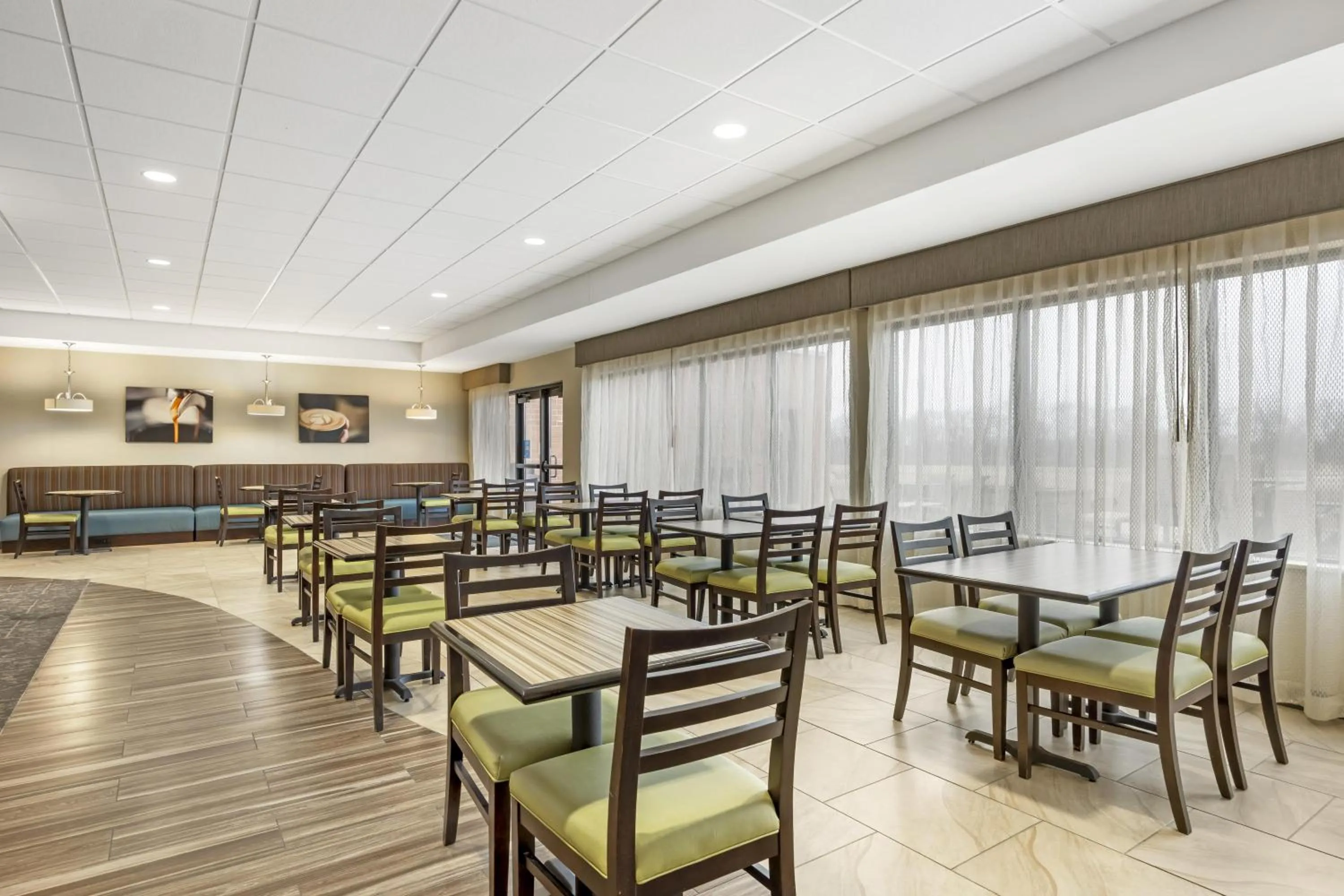 Breakfast in Best Western Plus Centralia Hotel & Suites