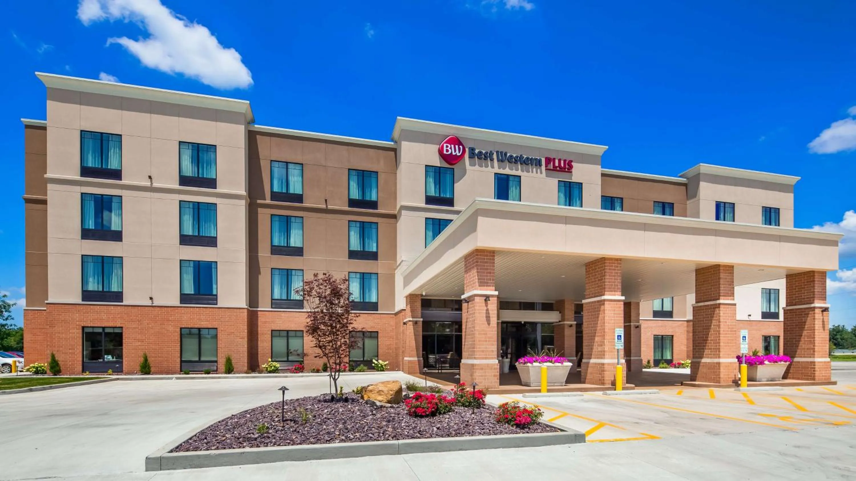 Property building in Best Western Plus Centralia Hotel & Suites