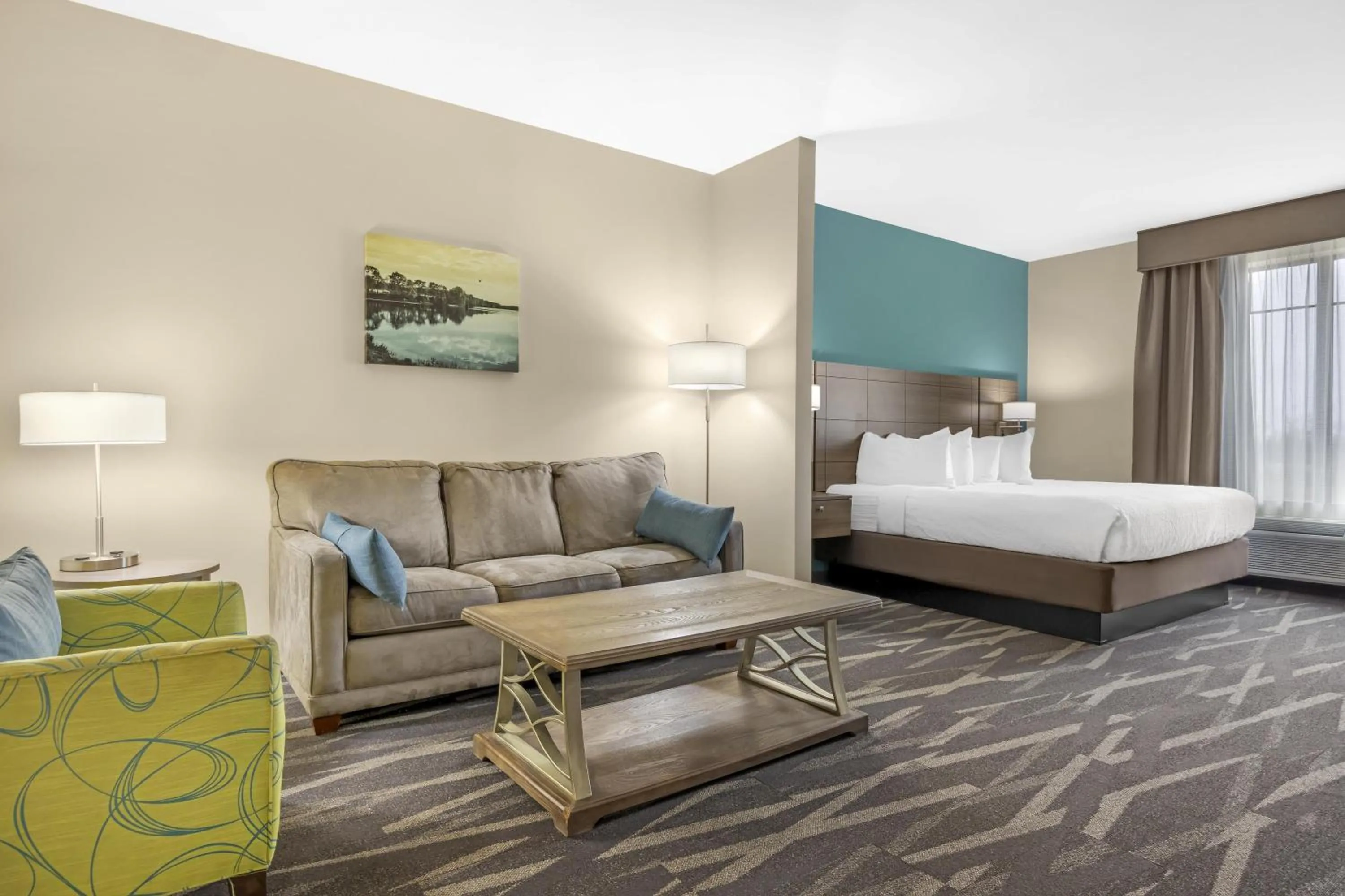 Photo of the whole room, Bed in Best Western Plus Centralia Hotel & Suites