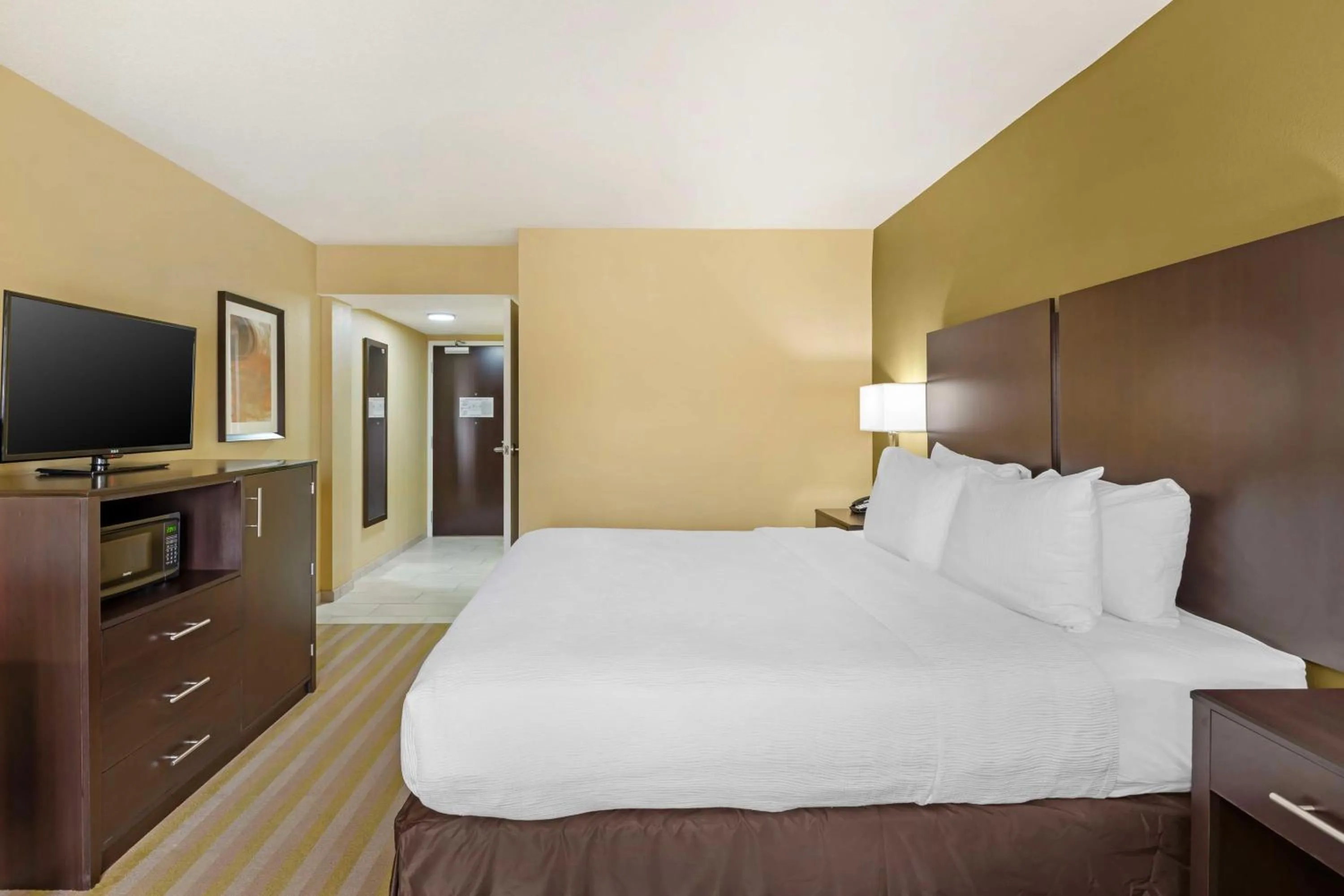 Bedroom, Bed in Best Western Plus Thornburg Inn & Suites