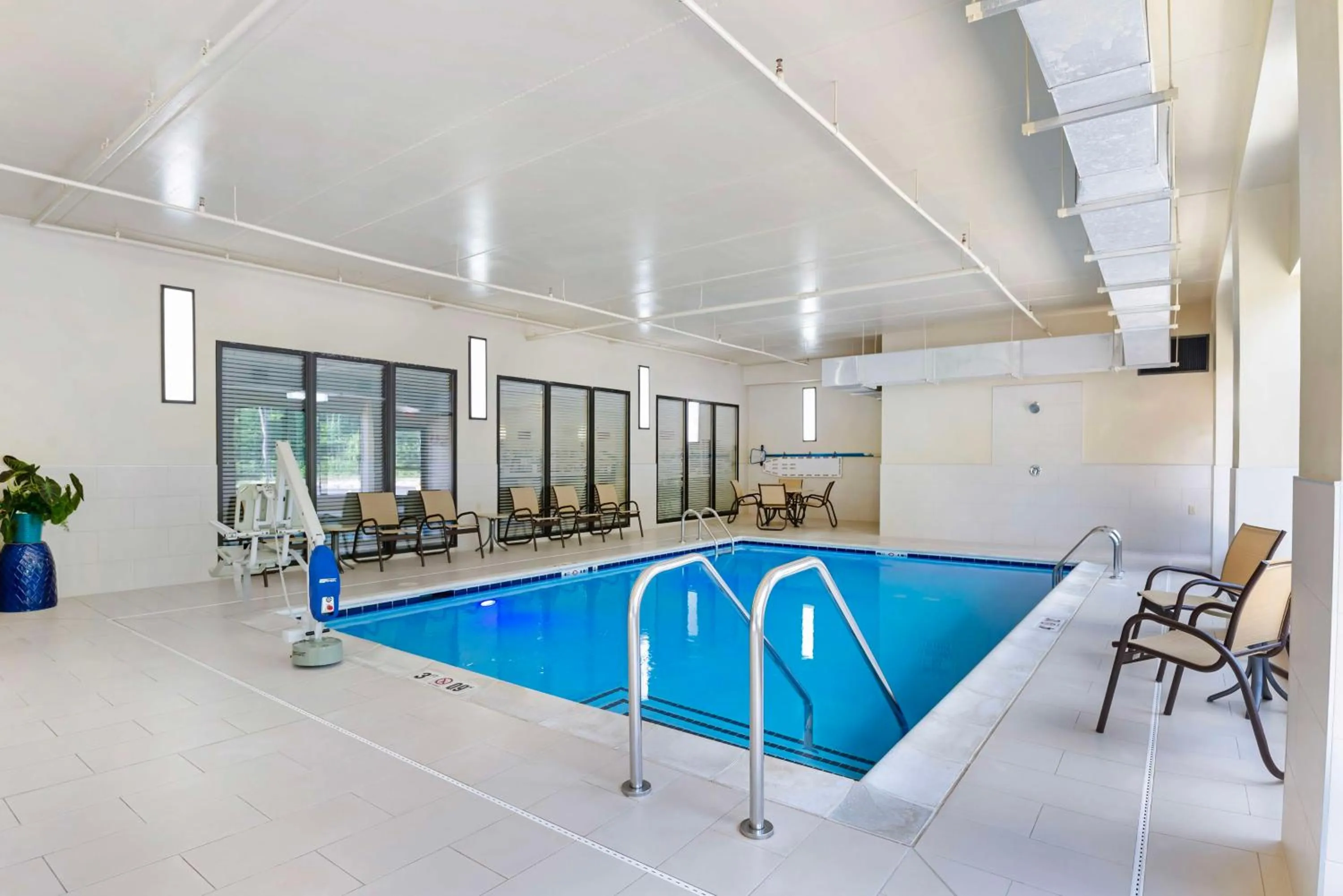 Pool view in Best Western Plus Thornburg Inn & Suites