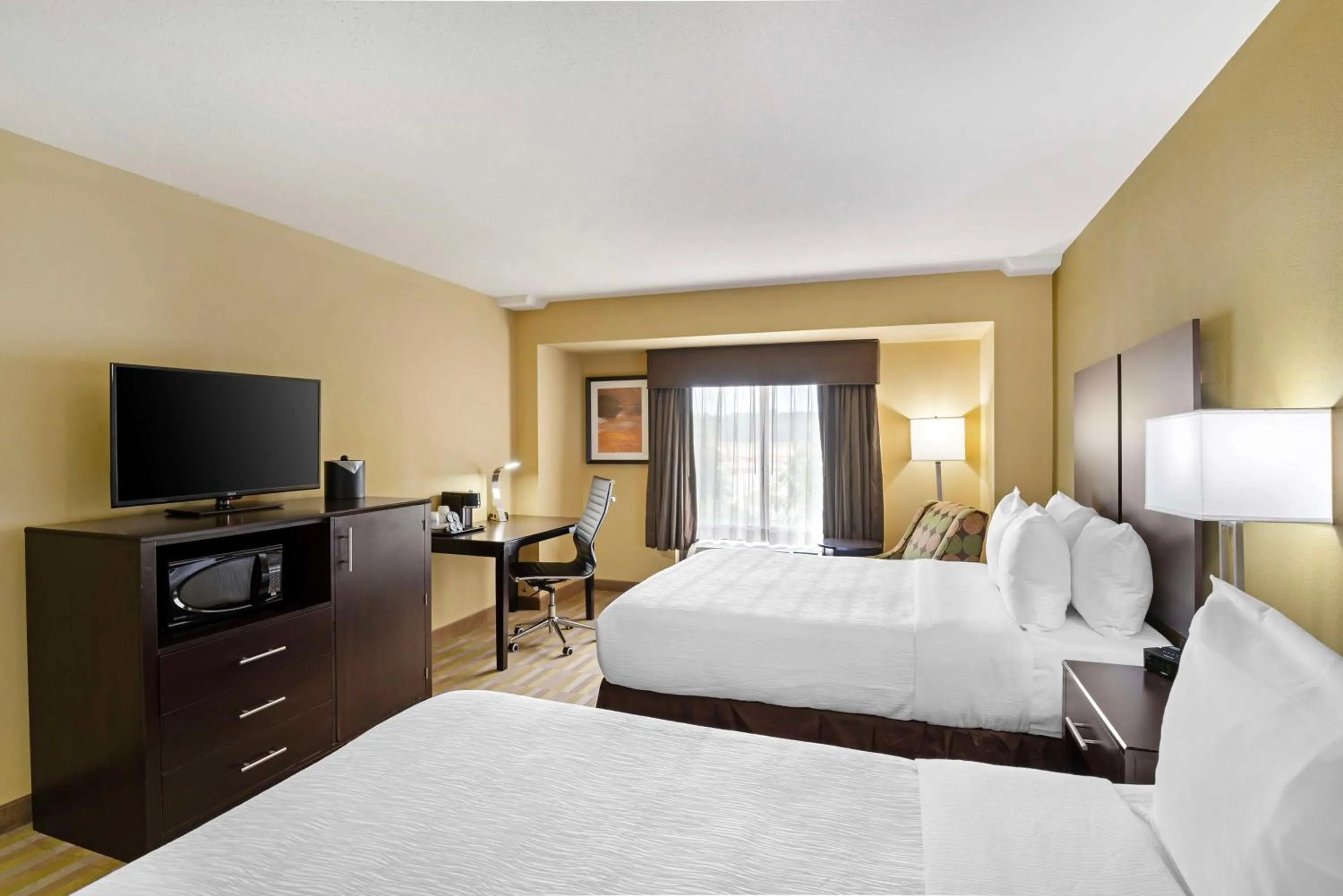 Bedroom, Bed in Best Western Plus Thornburg Inn & Suites