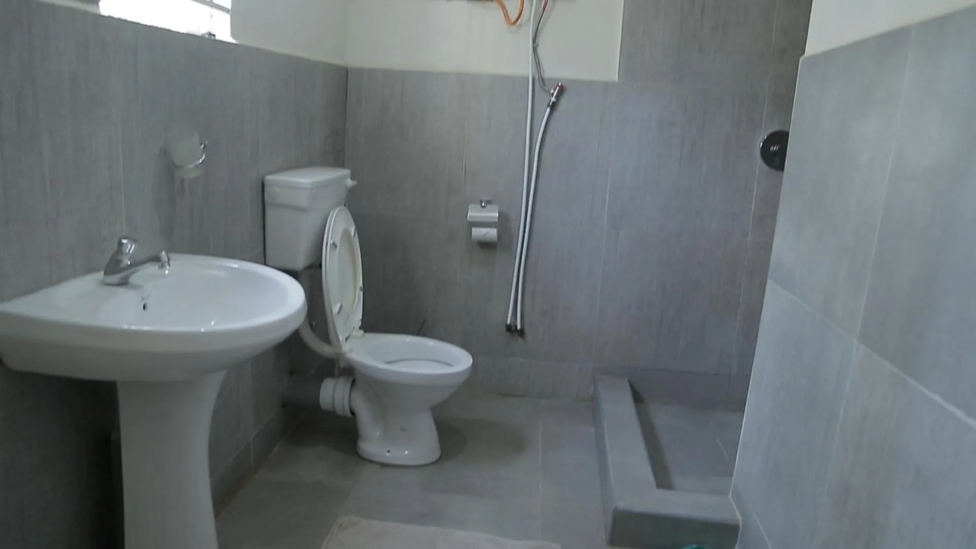 Bathroom in CommonLens Inn