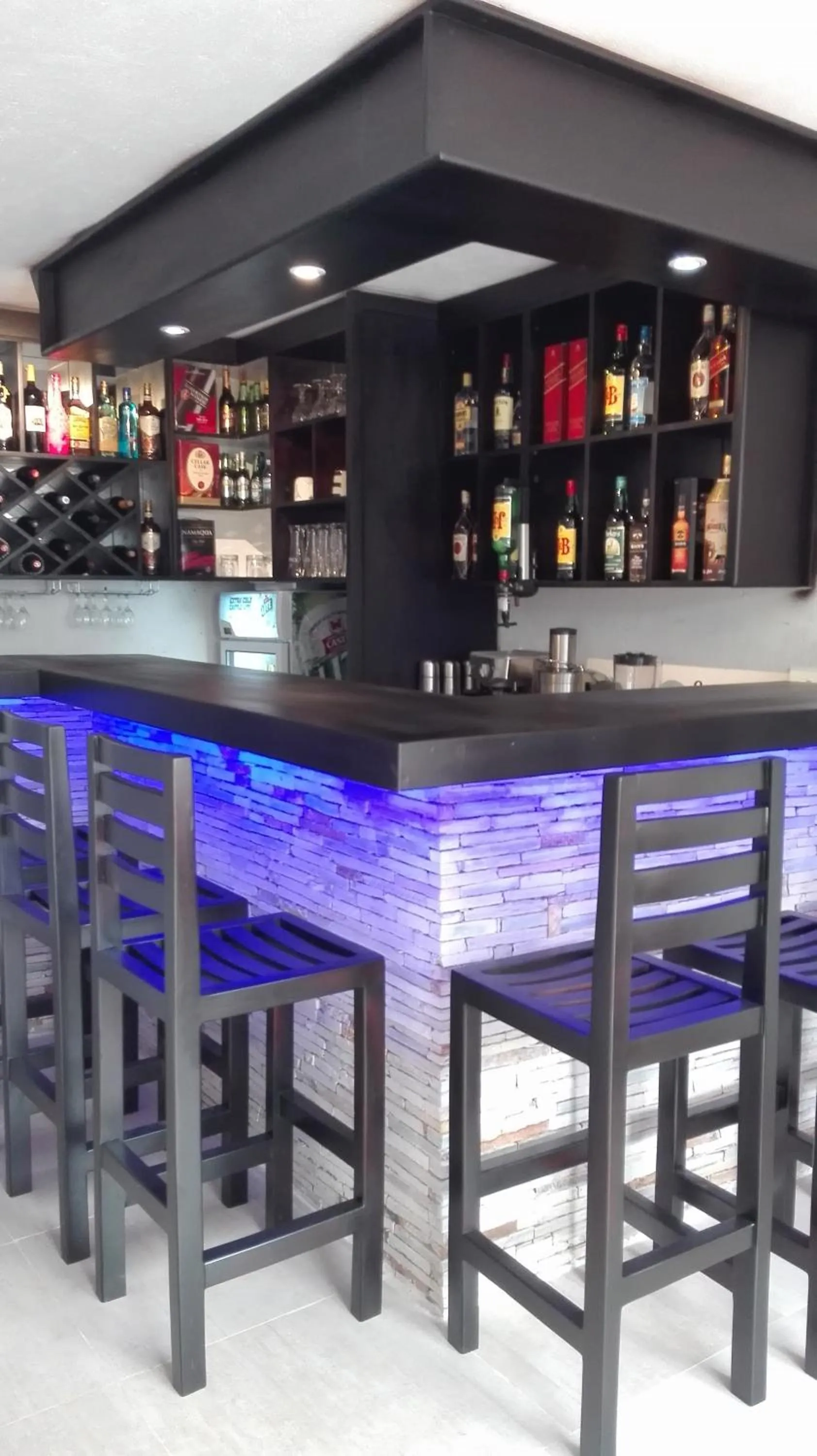 Restaurant/places to eat in CommonLens Inn