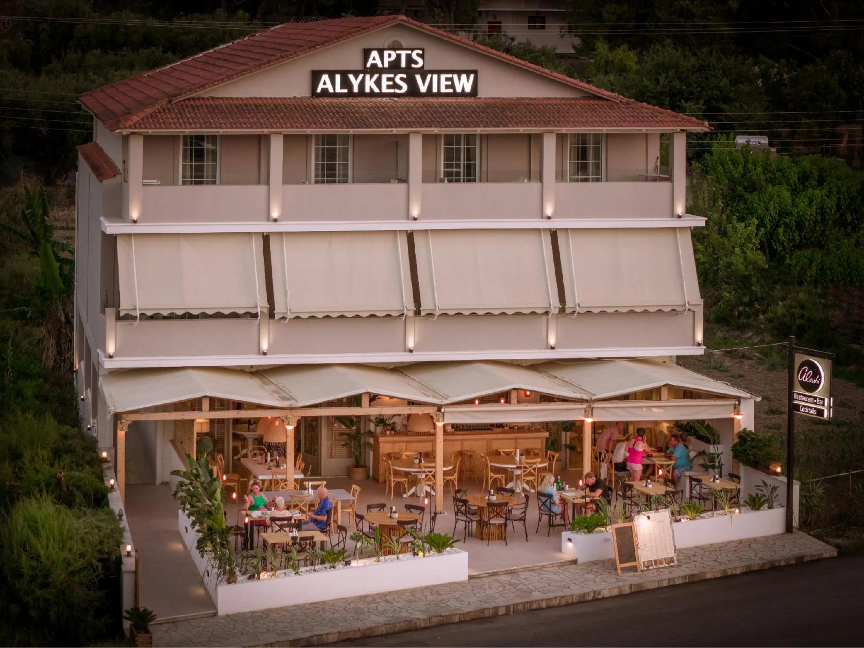 Restaurant/places to eat in Alykes View Apartments