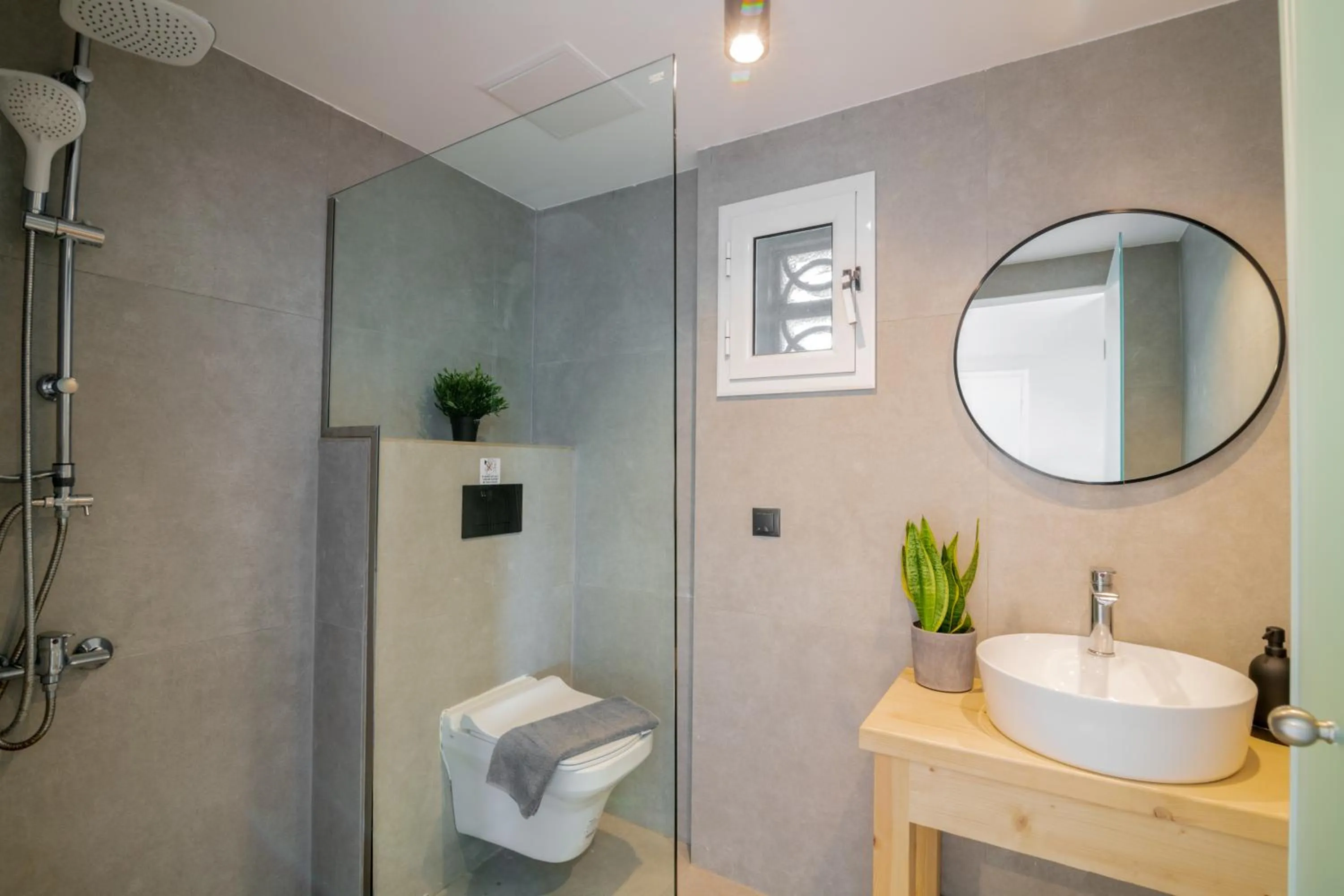 Shower in Alykes View Apartments