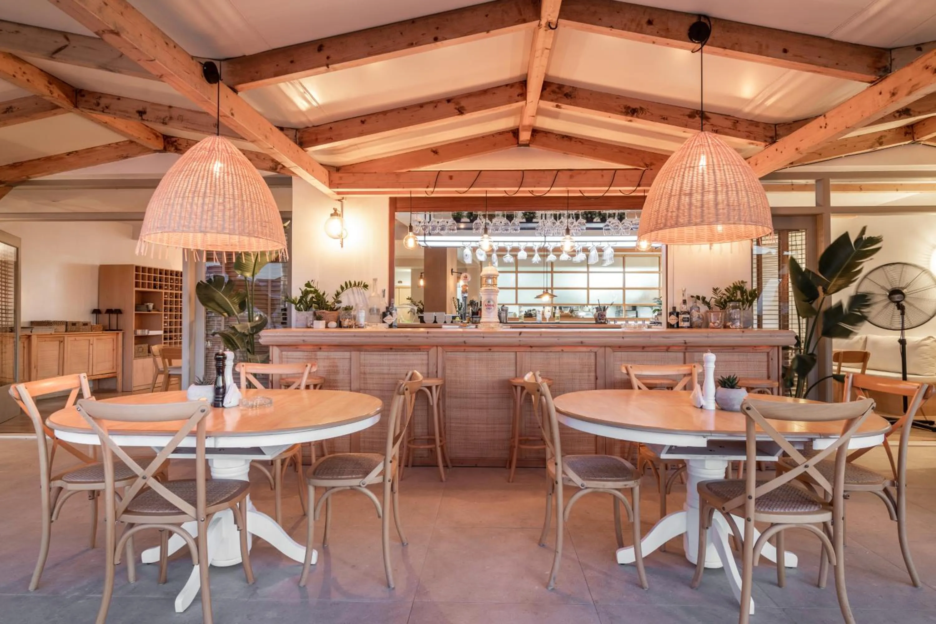 Restaurant/places to eat in Alykes View Apartments