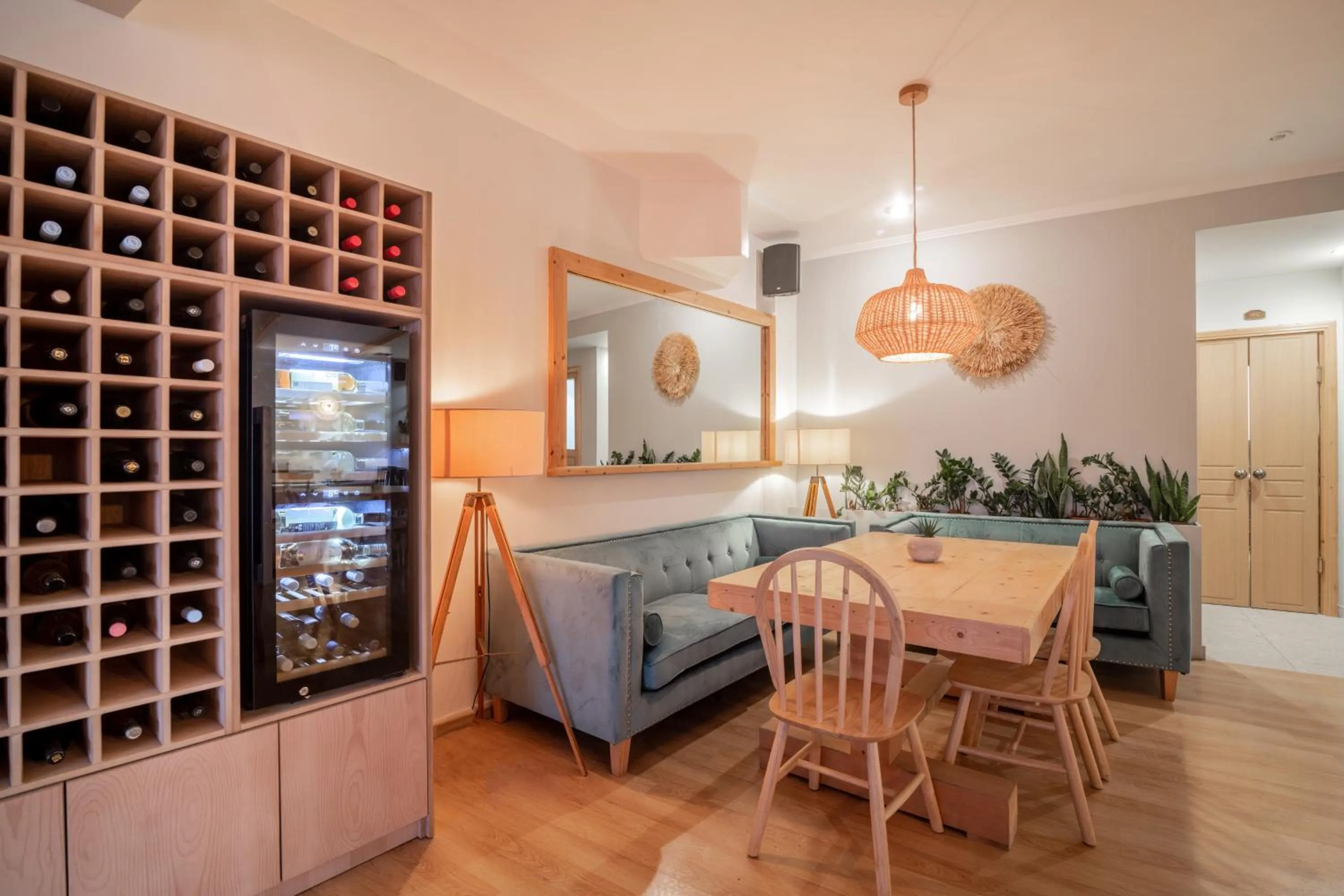 Restaurant/places to eat in Alykes View Apartments