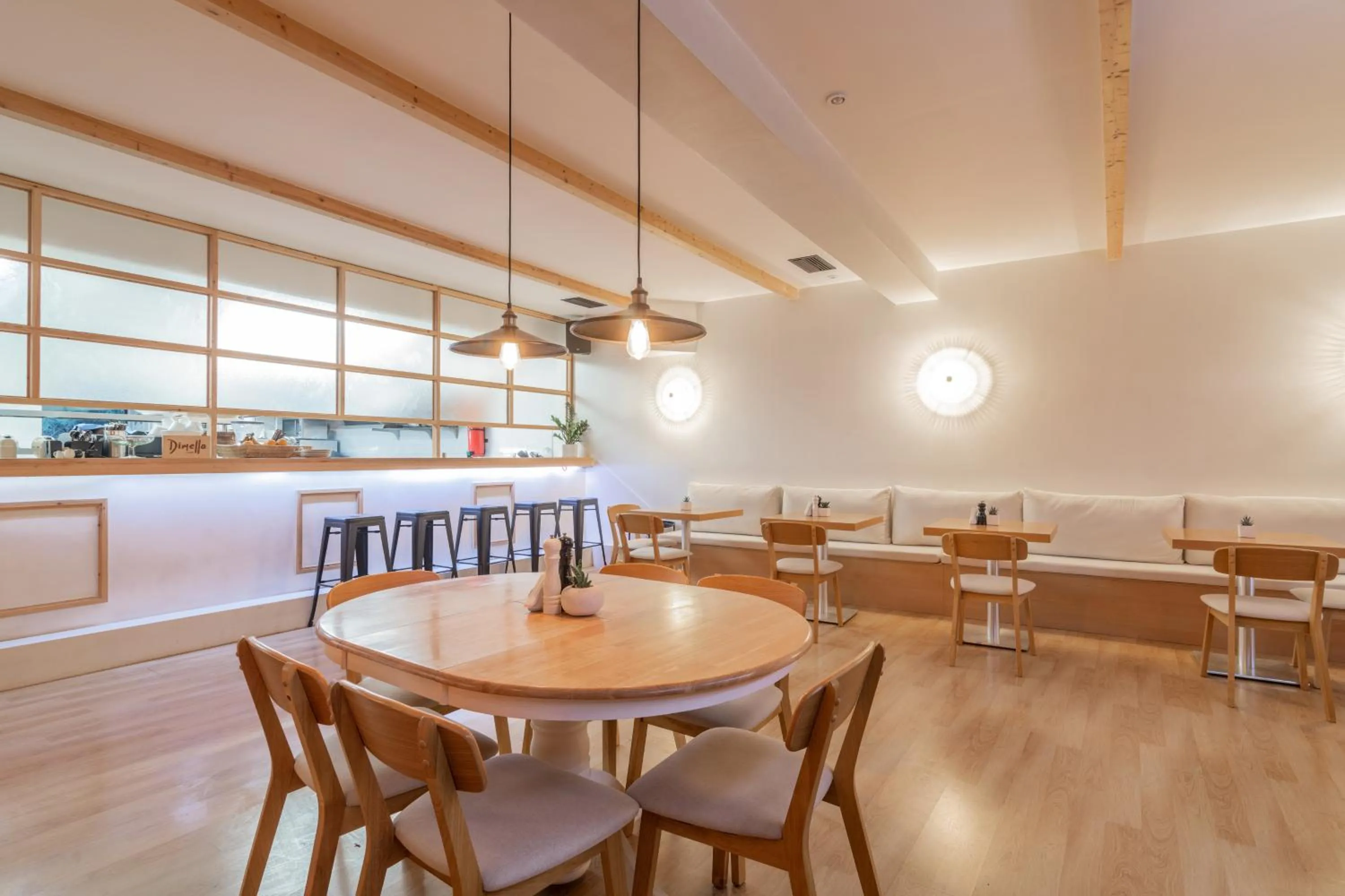 Restaurant/places to eat in Alykes View Apartments