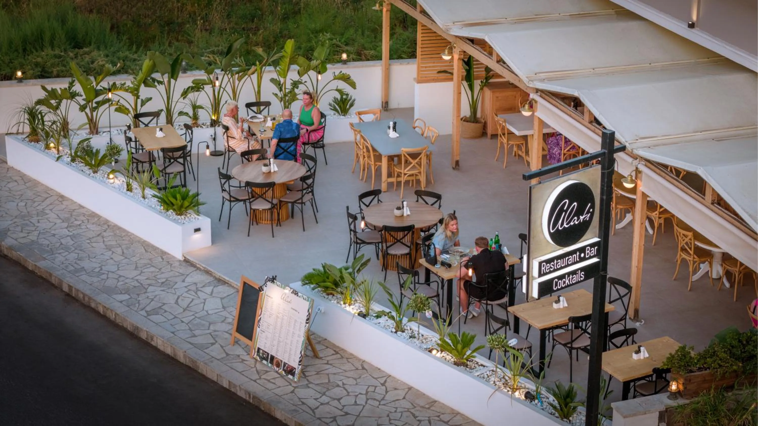 Restaurant/places to eat in Alykes View Apartments