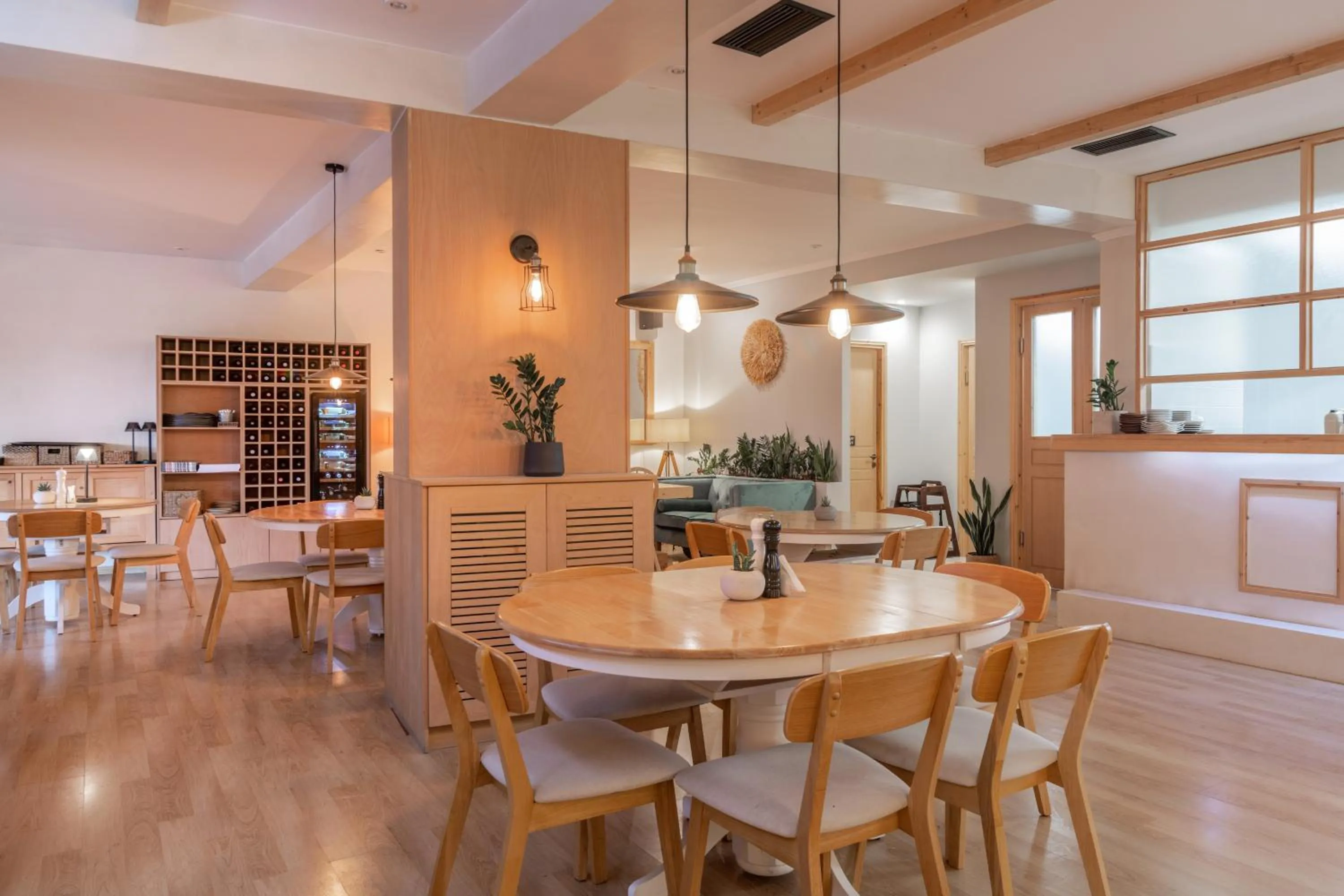 Restaurant/places to eat in Alykes View Apartments