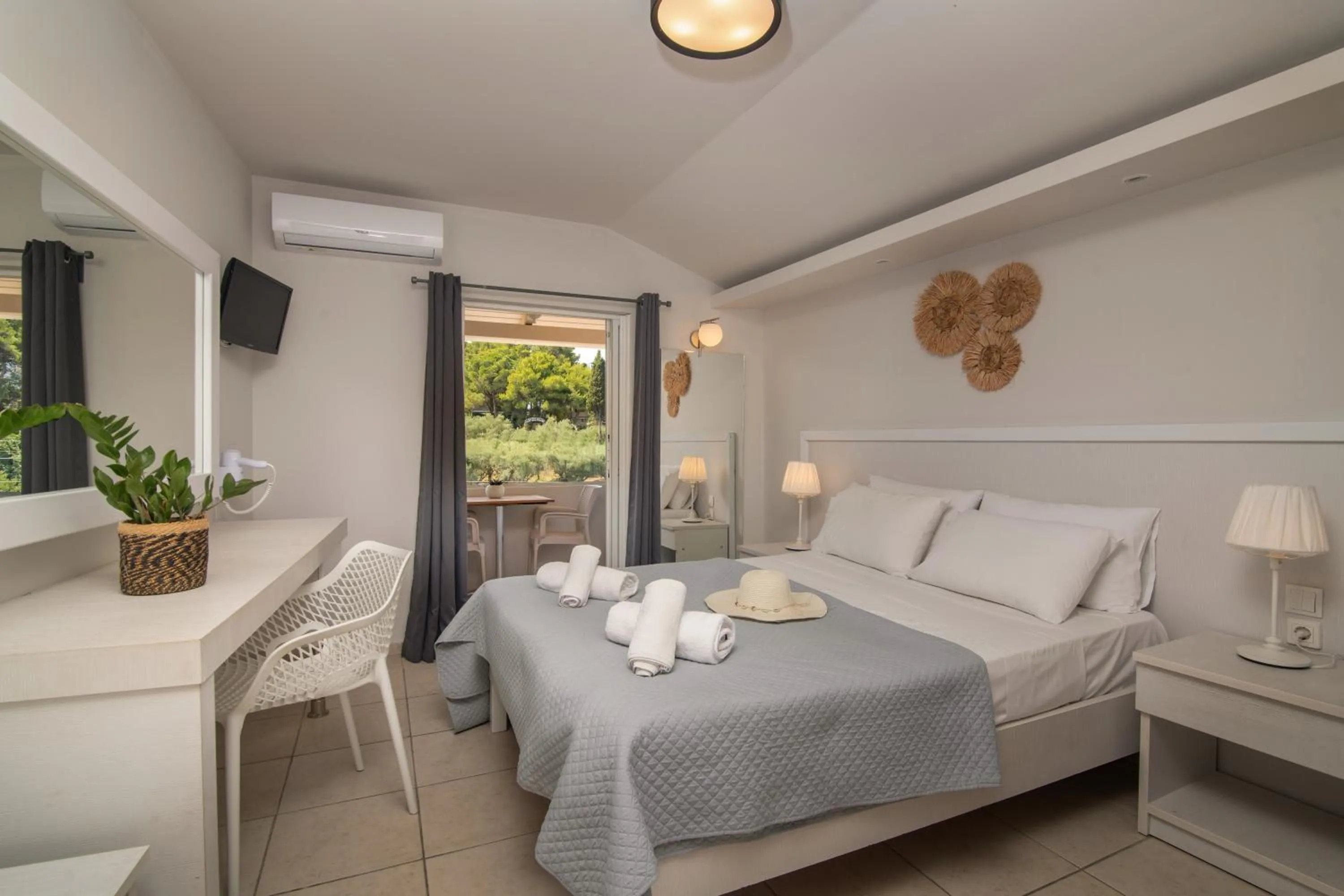 Bed in Alykes View Apartments