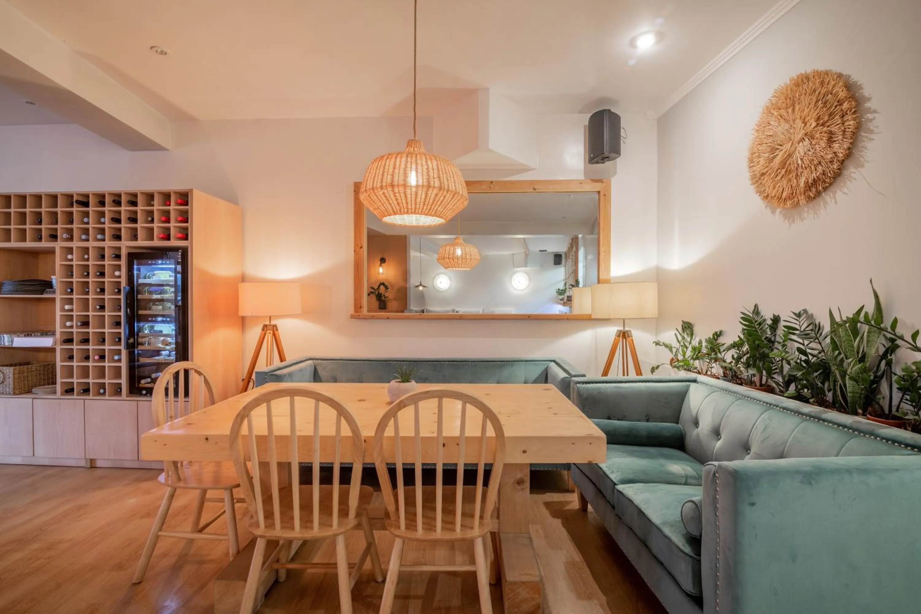 Restaurant/places to eat in Alykes View Apartments