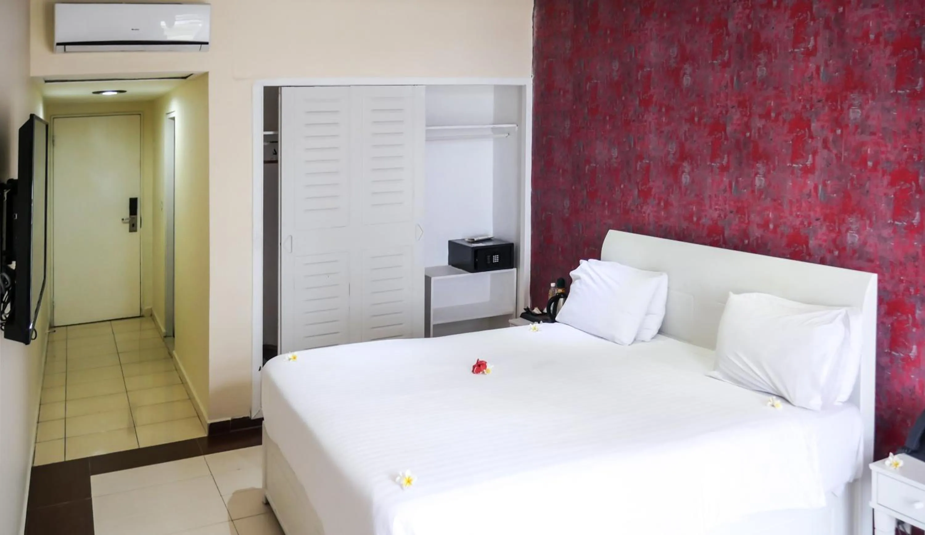 Bed in Itsandra Beach Hotel & Resort