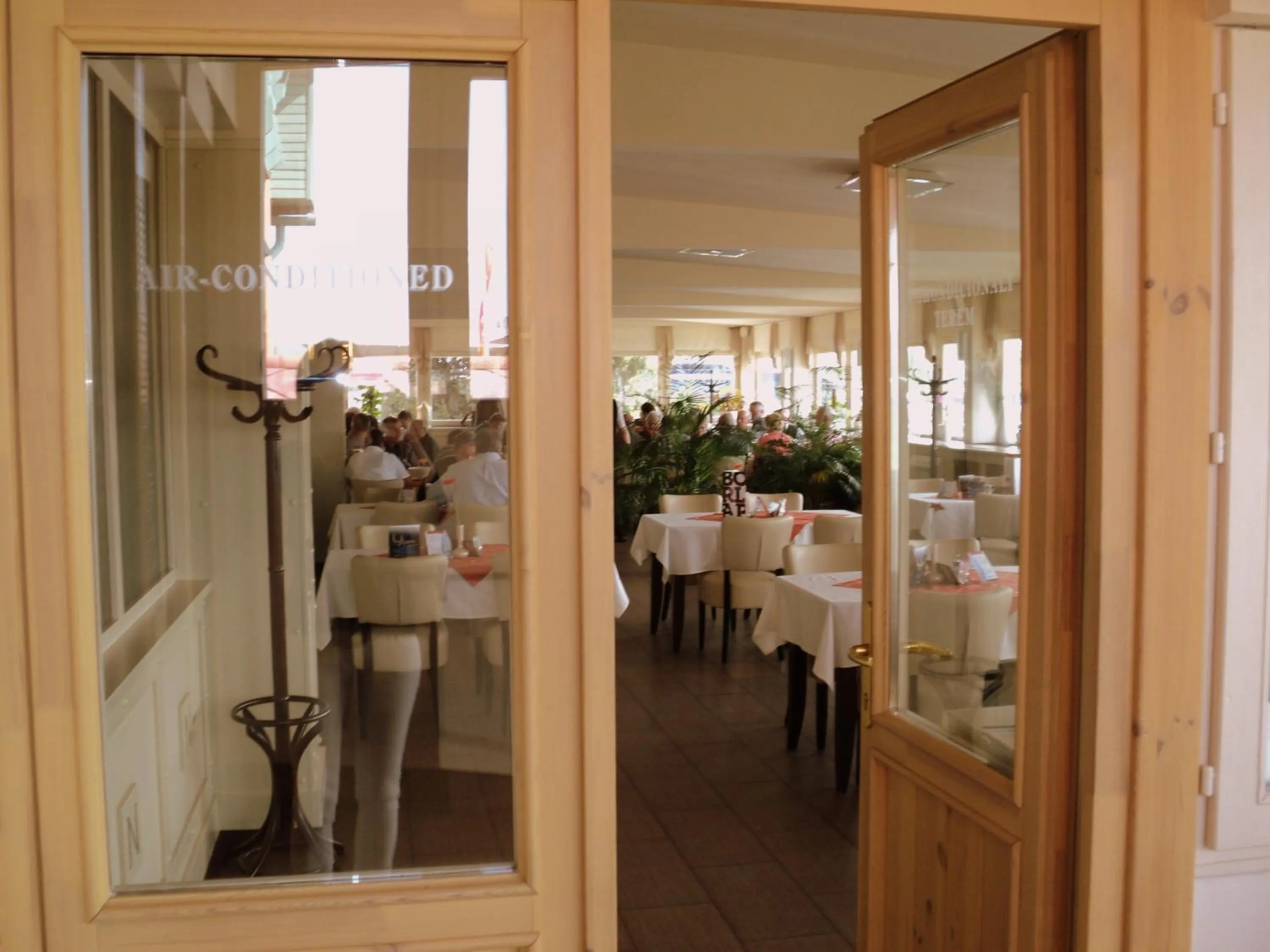 Restaurant/places to eat in Nimród Hotel és Ètterem