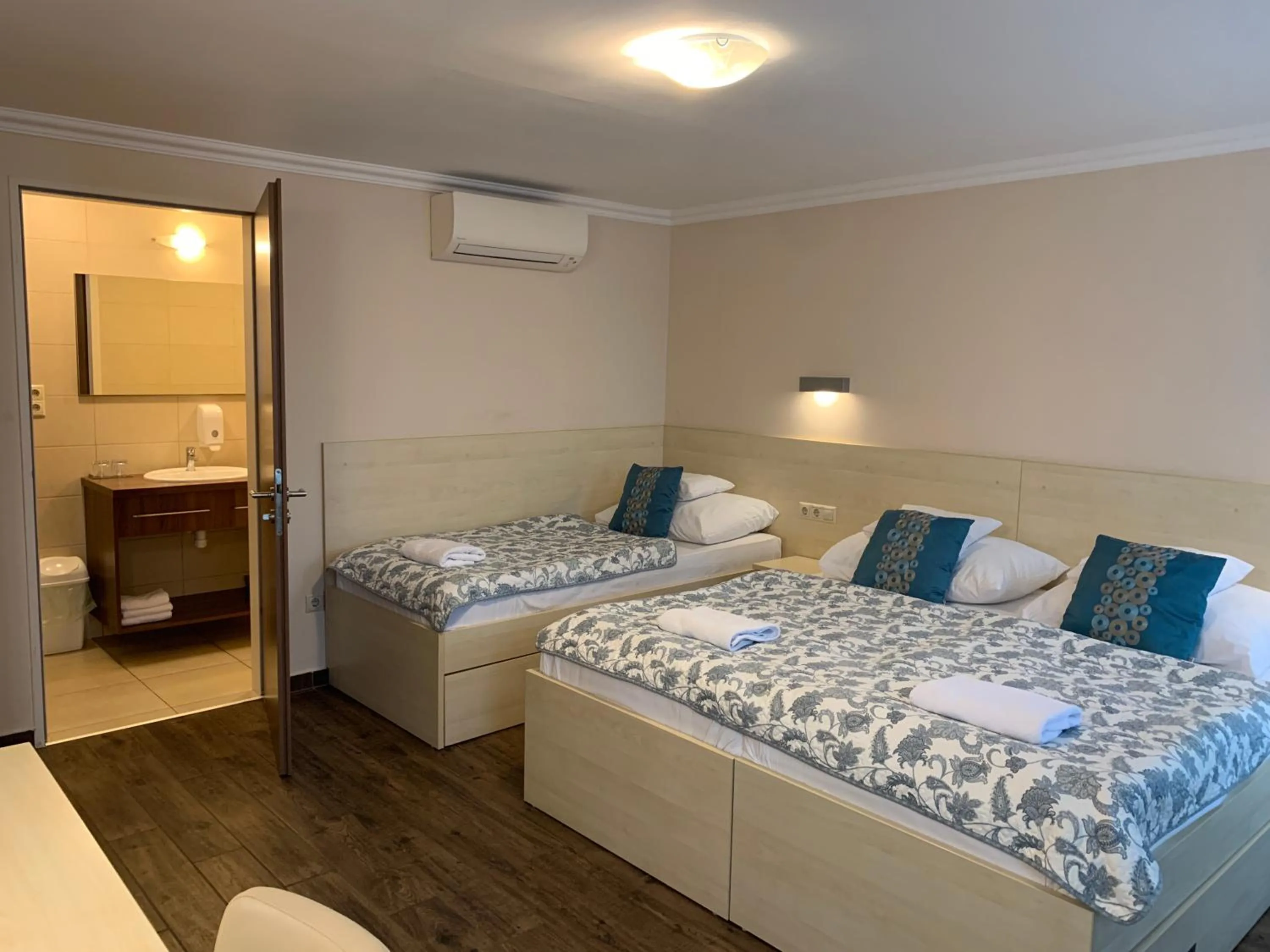 Bed in Nimród Hotel és Ètterem