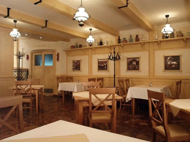 Restaurant/places to eat in Nimród Hotel és Ètterem