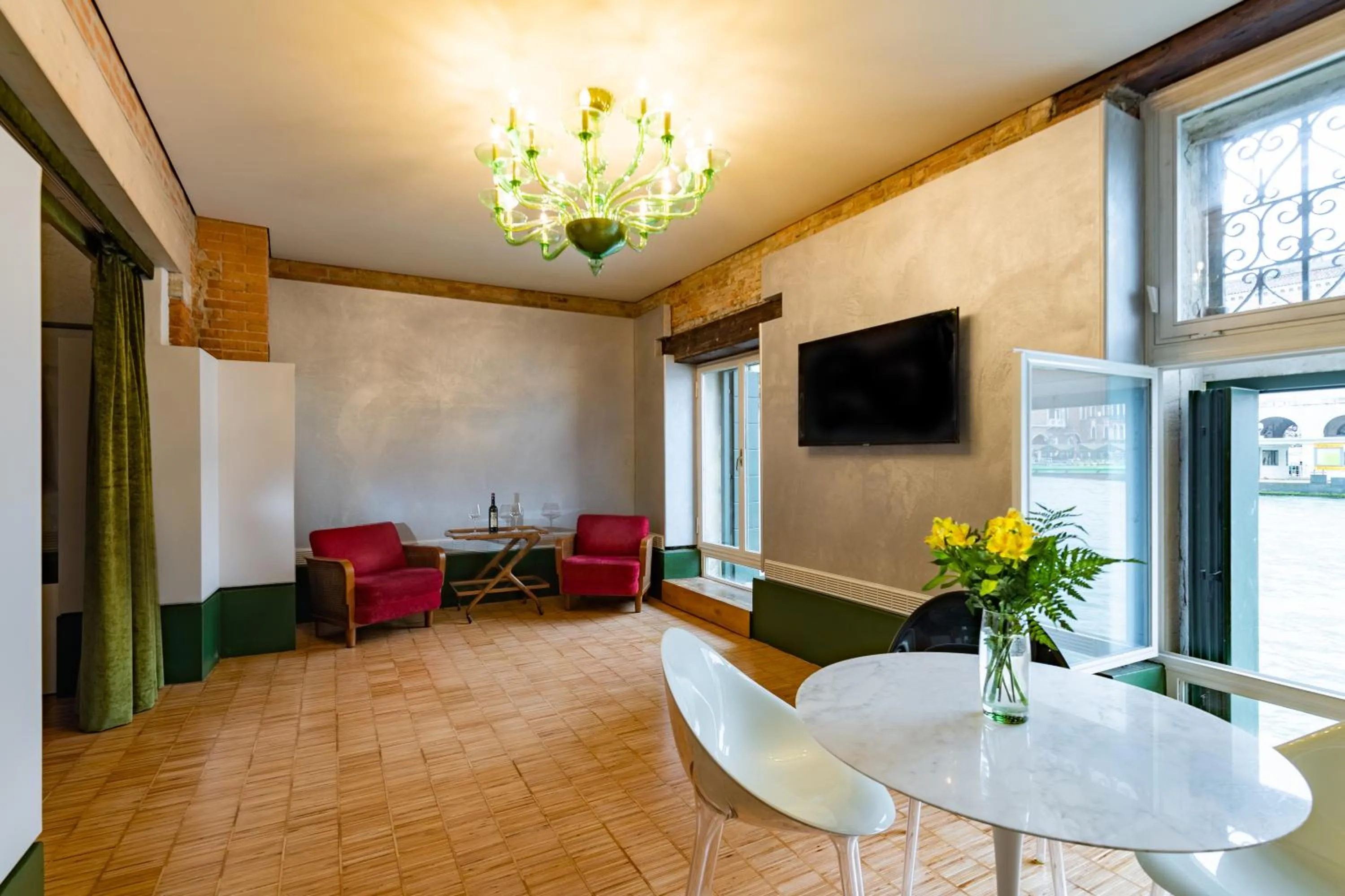 Photo of the whole room in Locanda Leon Bianco on the Grand Canal