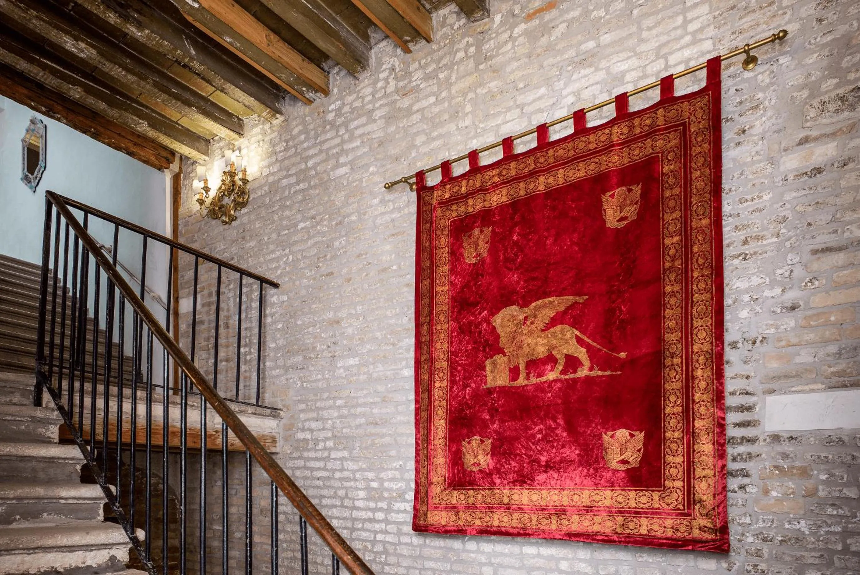 Facade/entrance in Locanda Leon Bianco on the Grand Canal