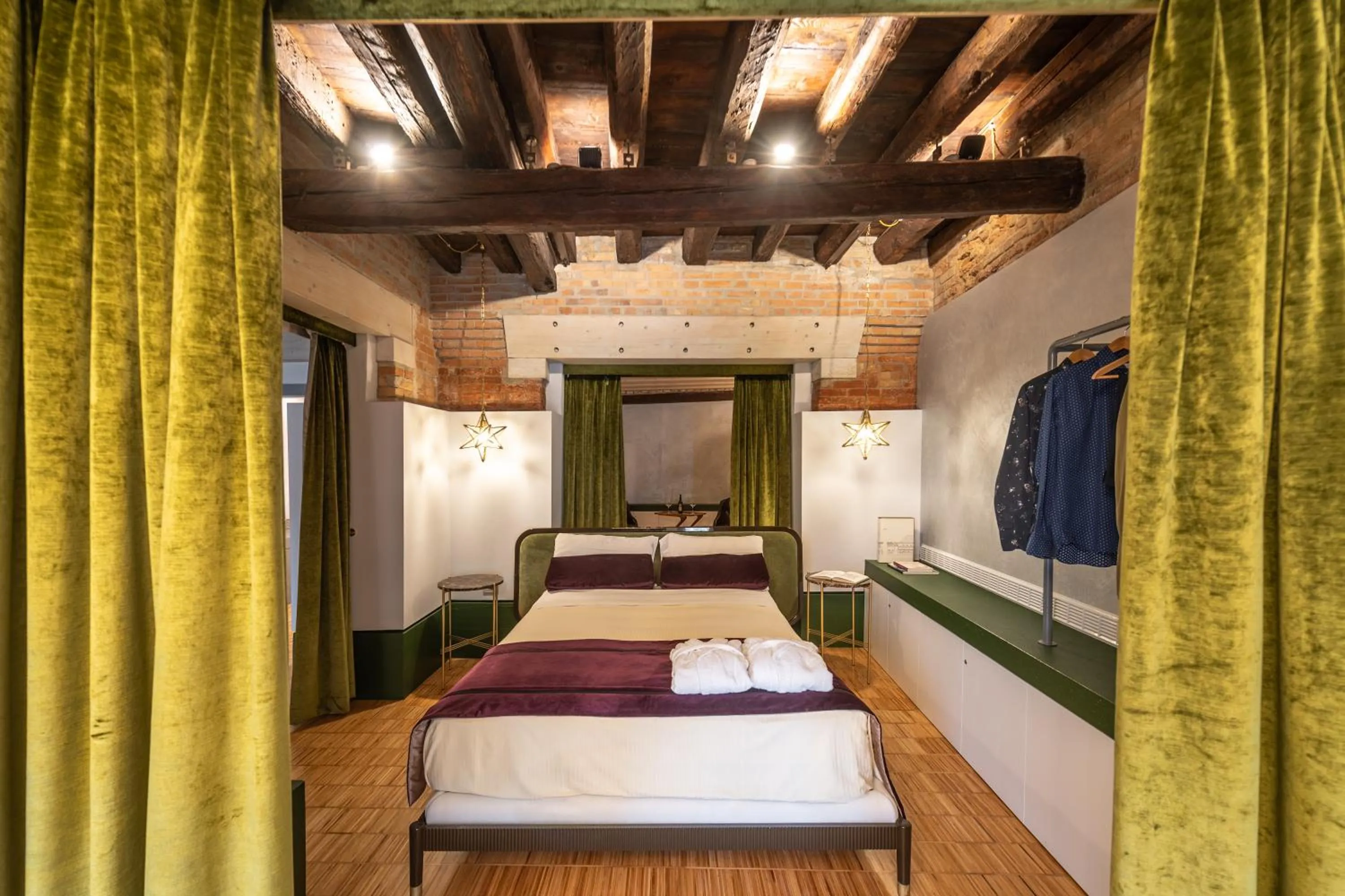 Photo of the whole room, Bed in Locanda Leon Bianco on the Grand Canal