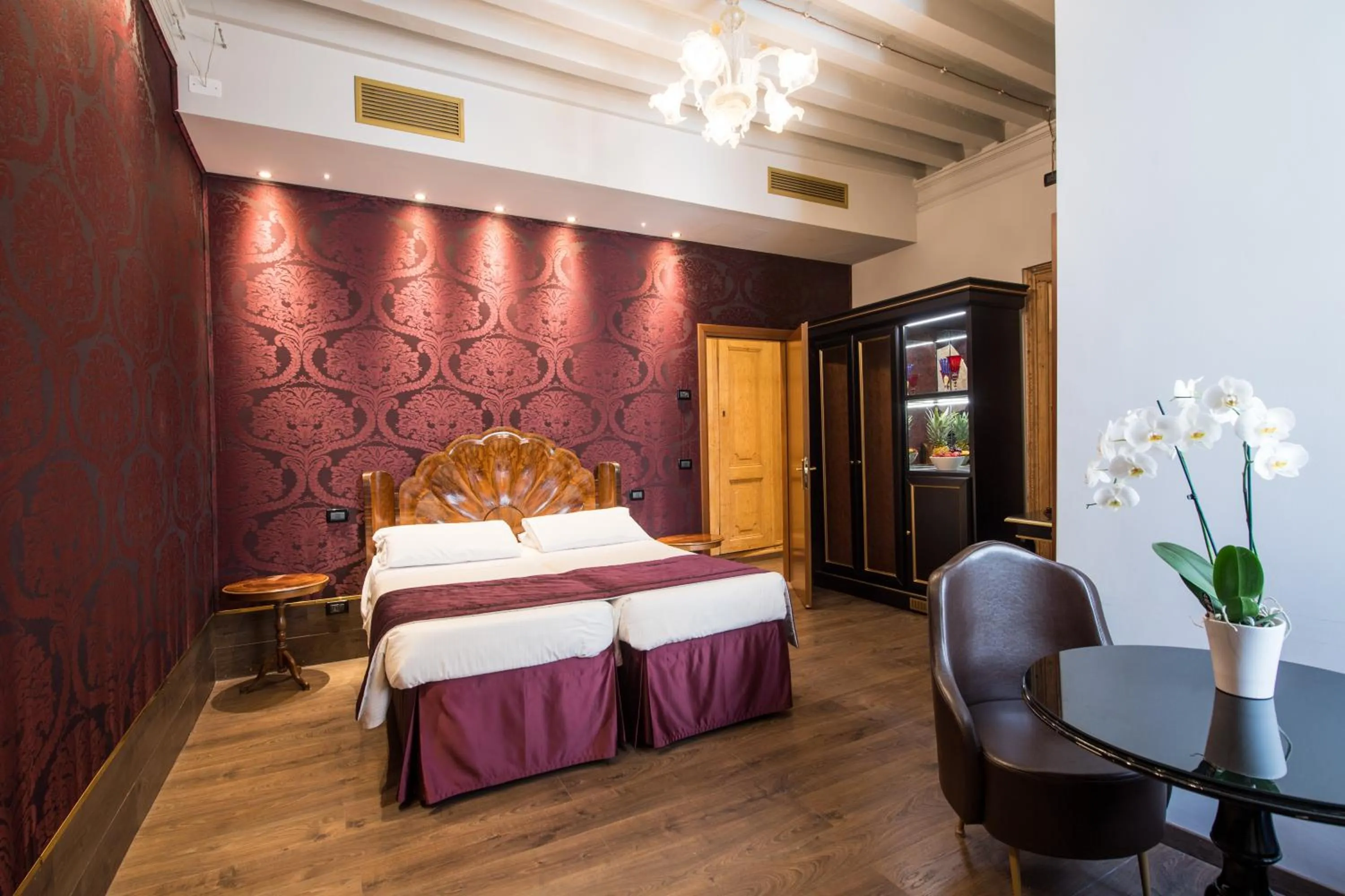 Bedroom, Bed in Locanda Leon Bianco on the Grand Canal