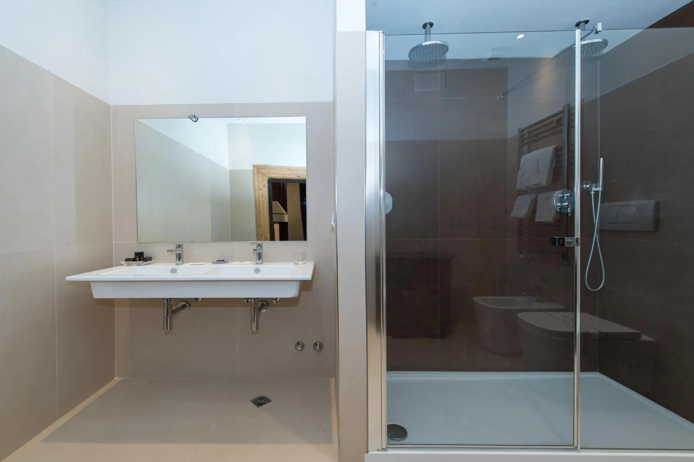 Bathroom in Locanda Leon Bianco on the Grand Canal